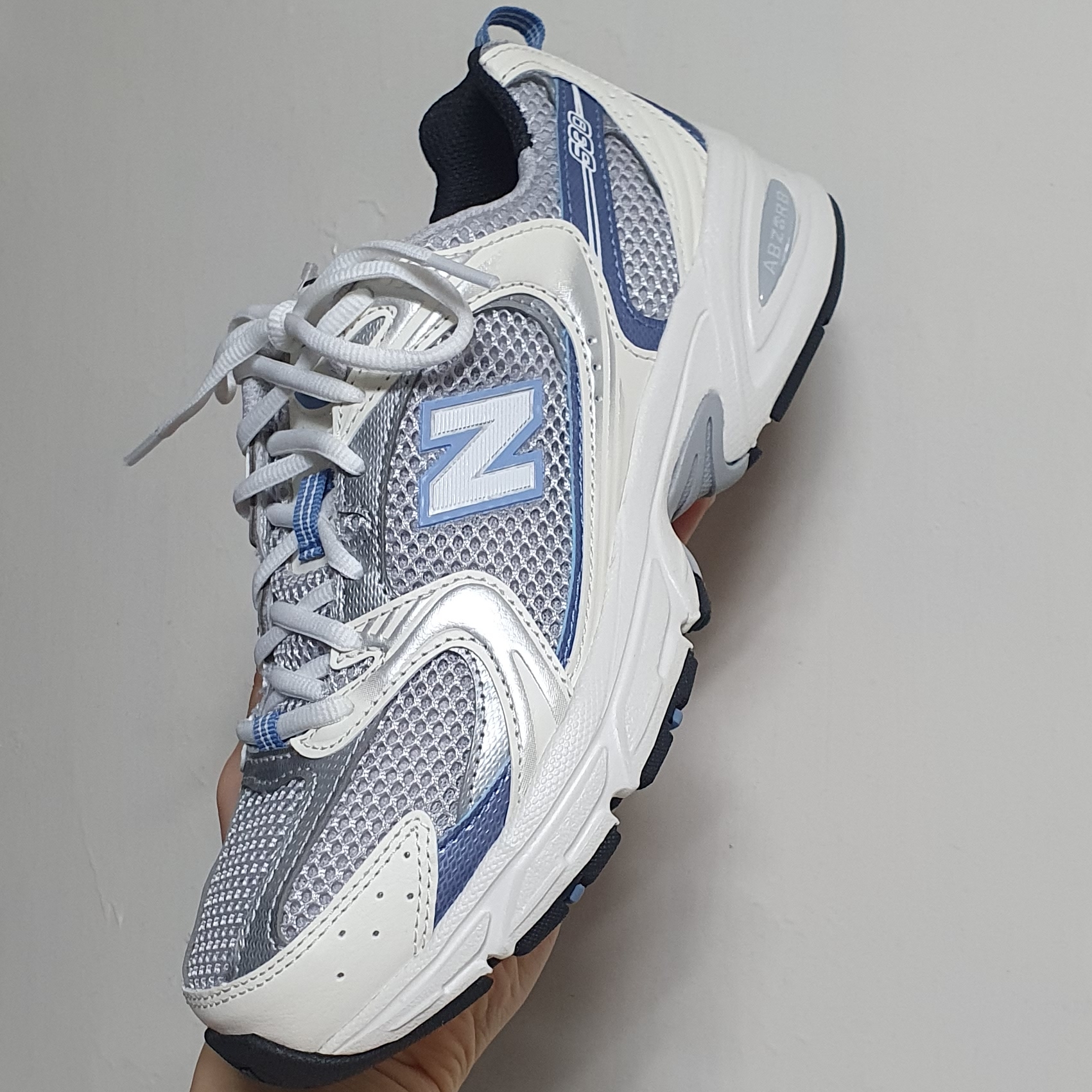 New Balance 530 Steel Blue 착용 스타일 - 1
