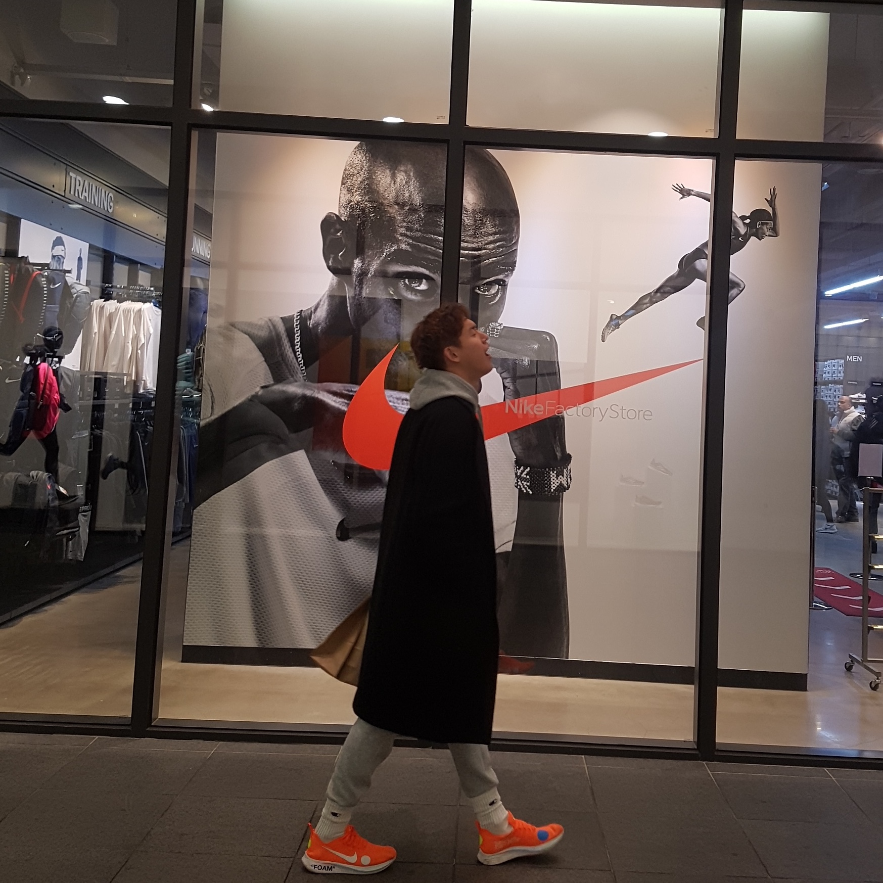 Nike x Off-White Zoom Fly Mercurial Total Orange 착용 스타일 - 1