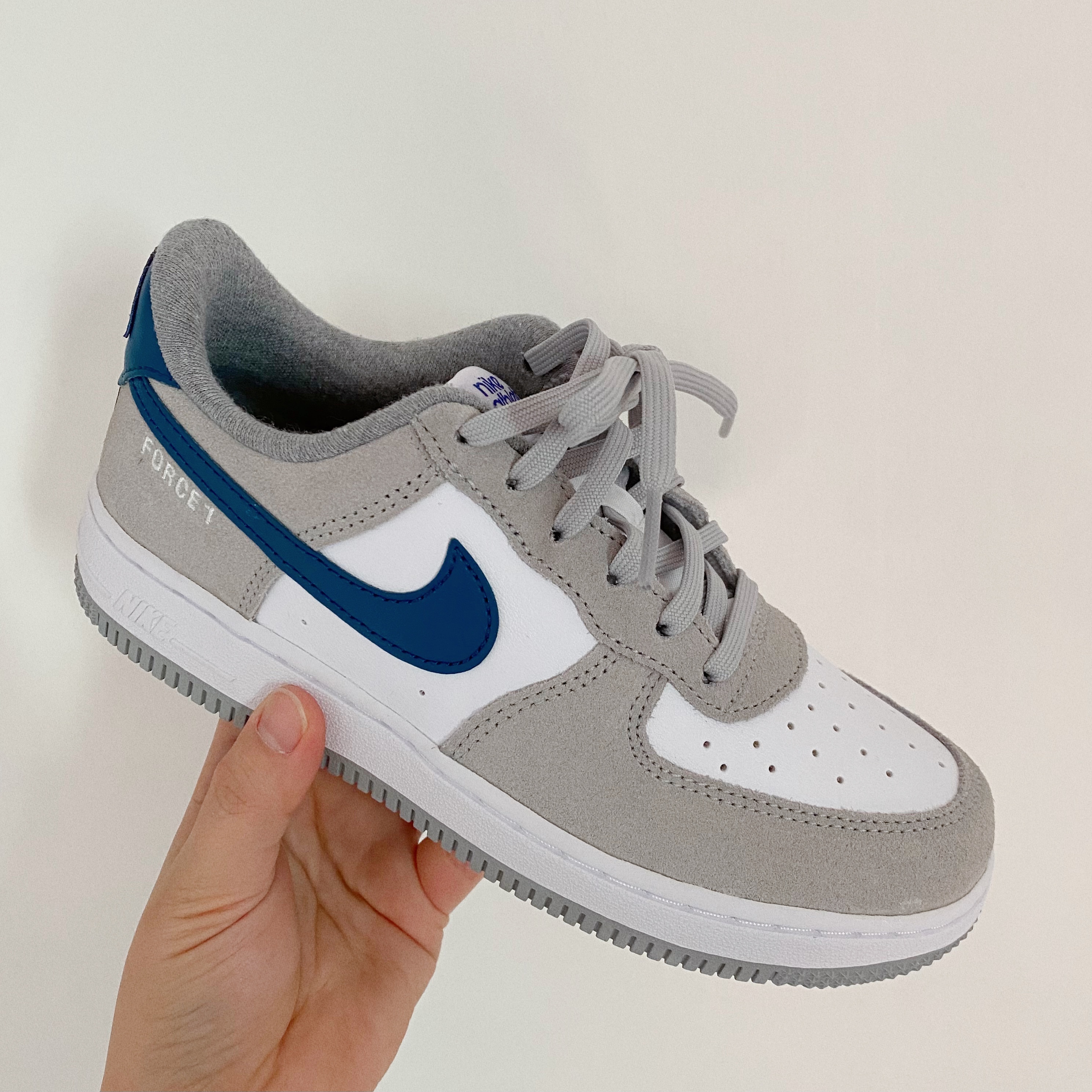 (PS) Nike Air Force 1 LV8 Athletic Club Light Smoke Grey Marina 착용 스타일 - 1