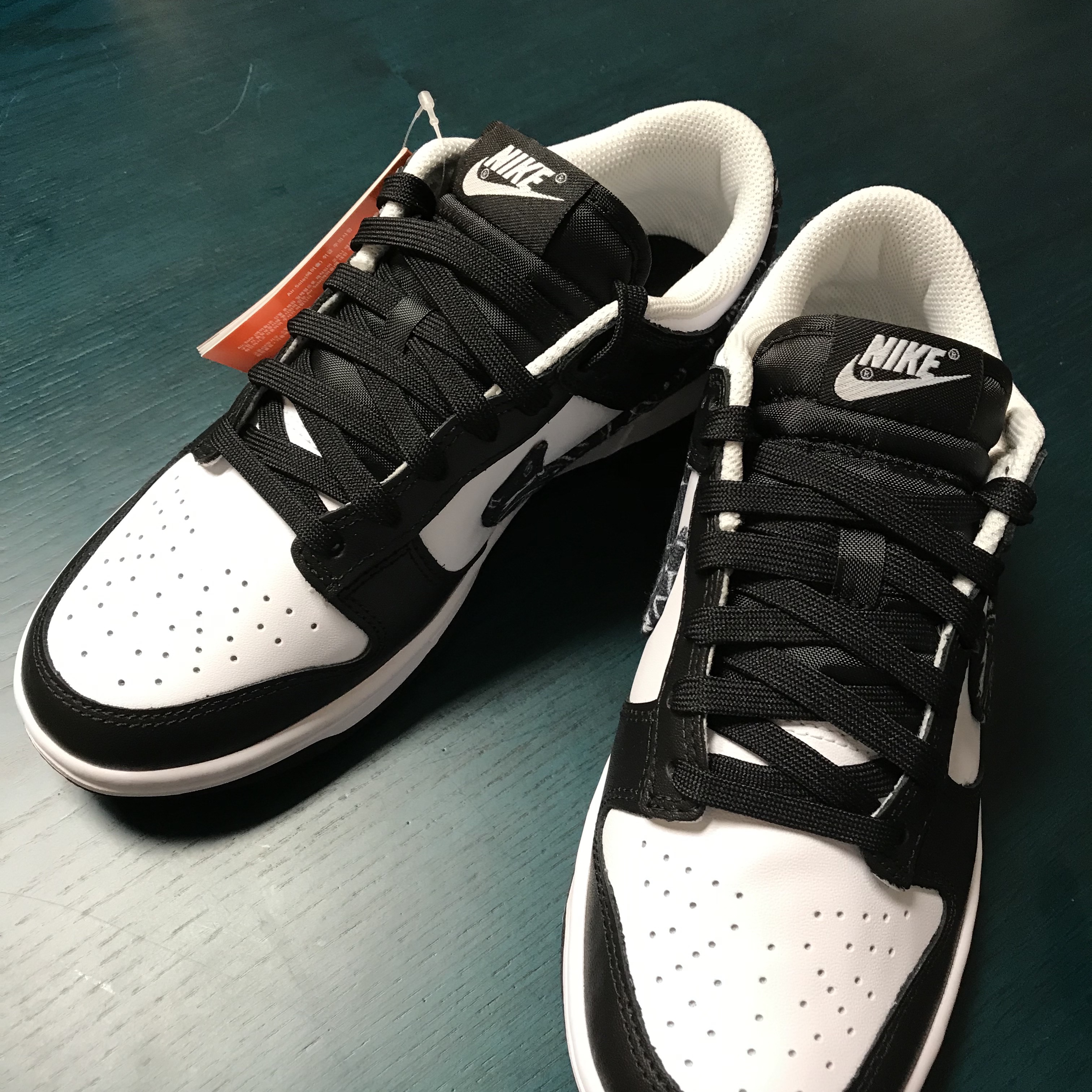 (W) Nike Dunk Low Essential Black Paisley 착용 스타일 - 2