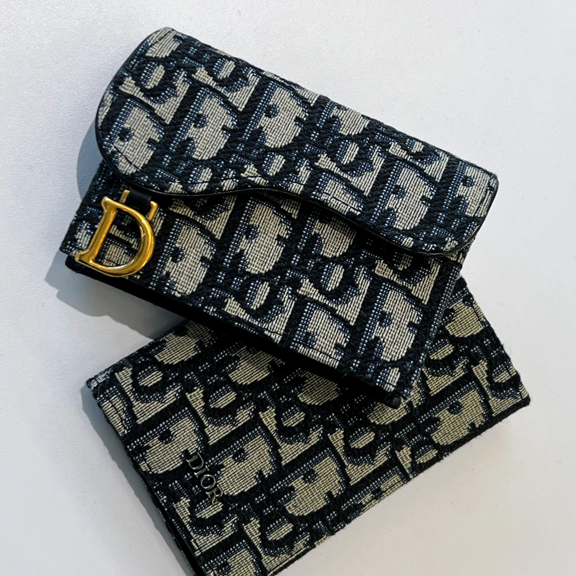 Dior Bi-Fold Card Holder Beige & Black Dior Oblique Jacquard, Dior Saddle Flap Card Holder Blue Dior Oblique Jacquard 착용 스타일 - 1