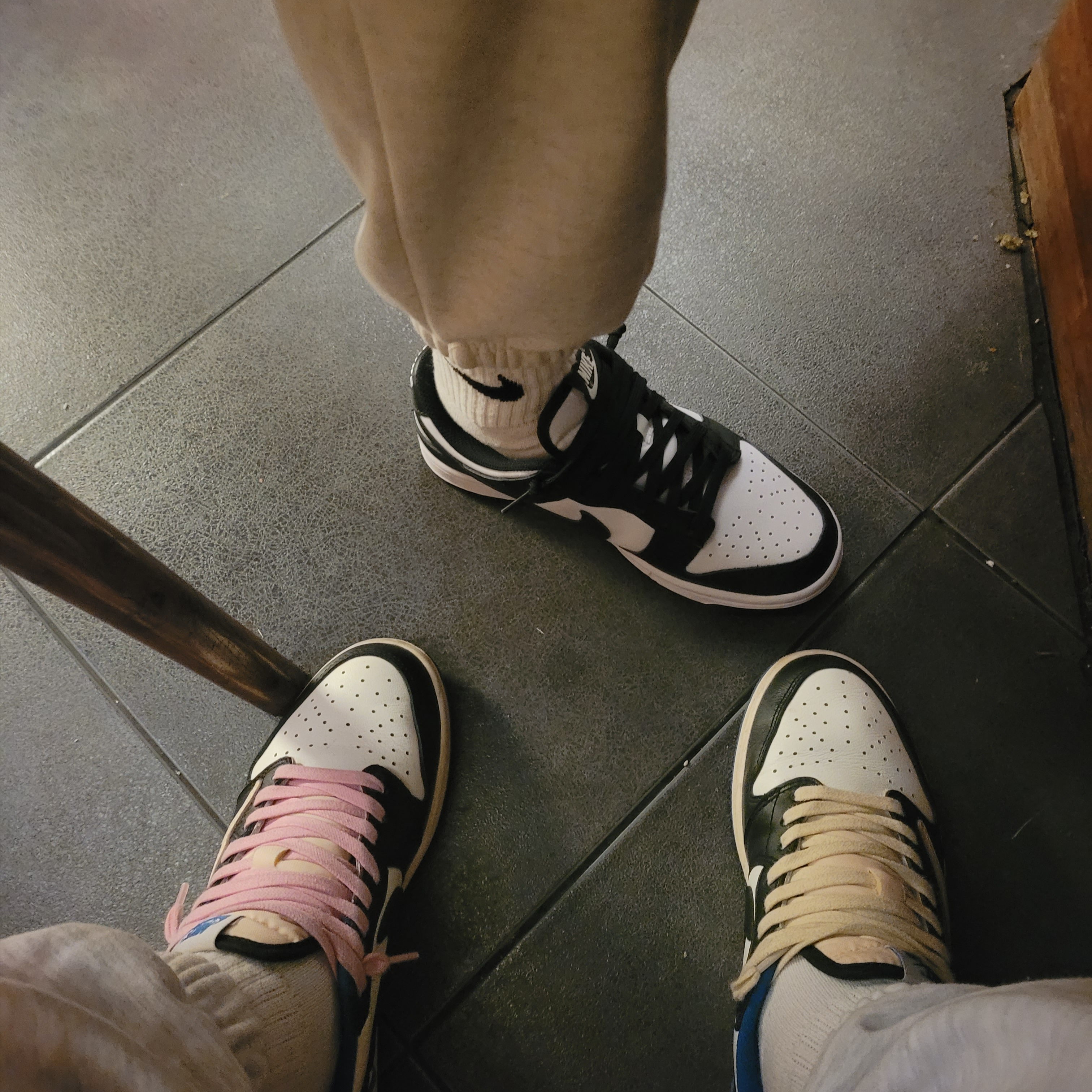 (W) Nike Dunk Low Black, Jordan 1 x Travis Scott x Fragment Retro Low OG SP Military Blue 착용 스타일