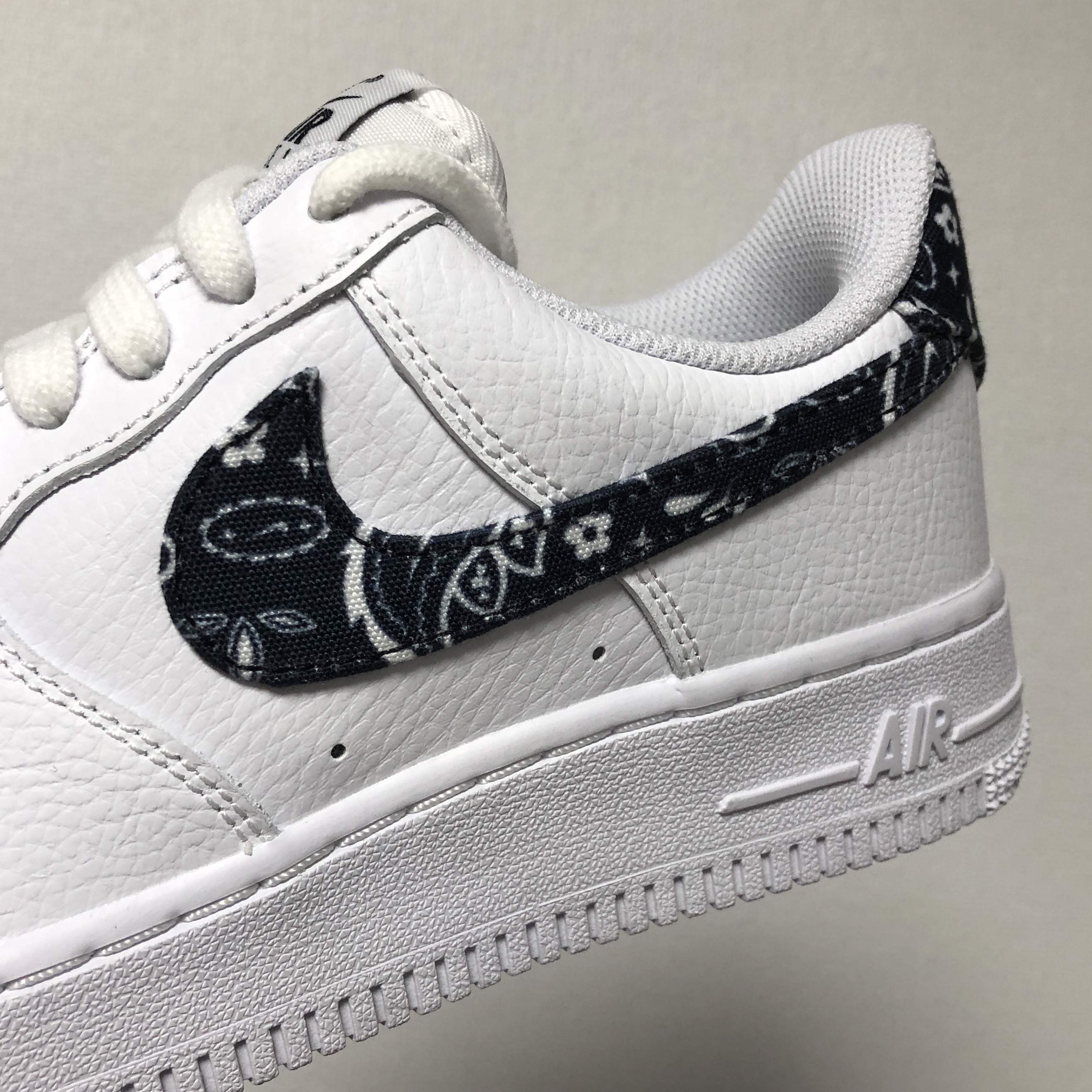 (W) Nike Air Force 1 '07 Essential Paisley Swoosh White Black 착용 스타일 - 3