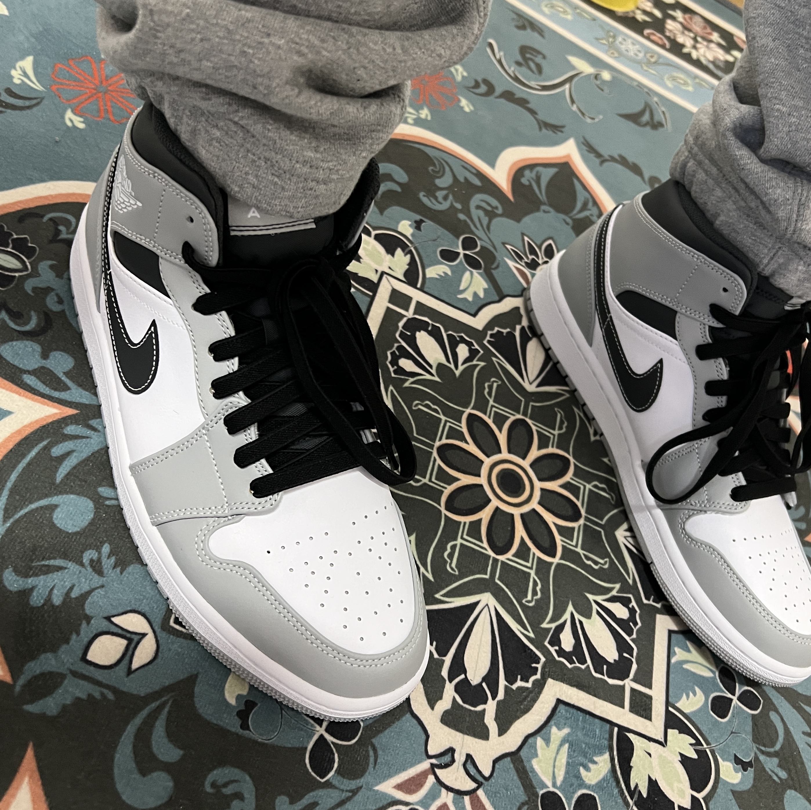 Jordan 1 Mid Light Smoke Grey Anthracite 착용 스타일 - 2