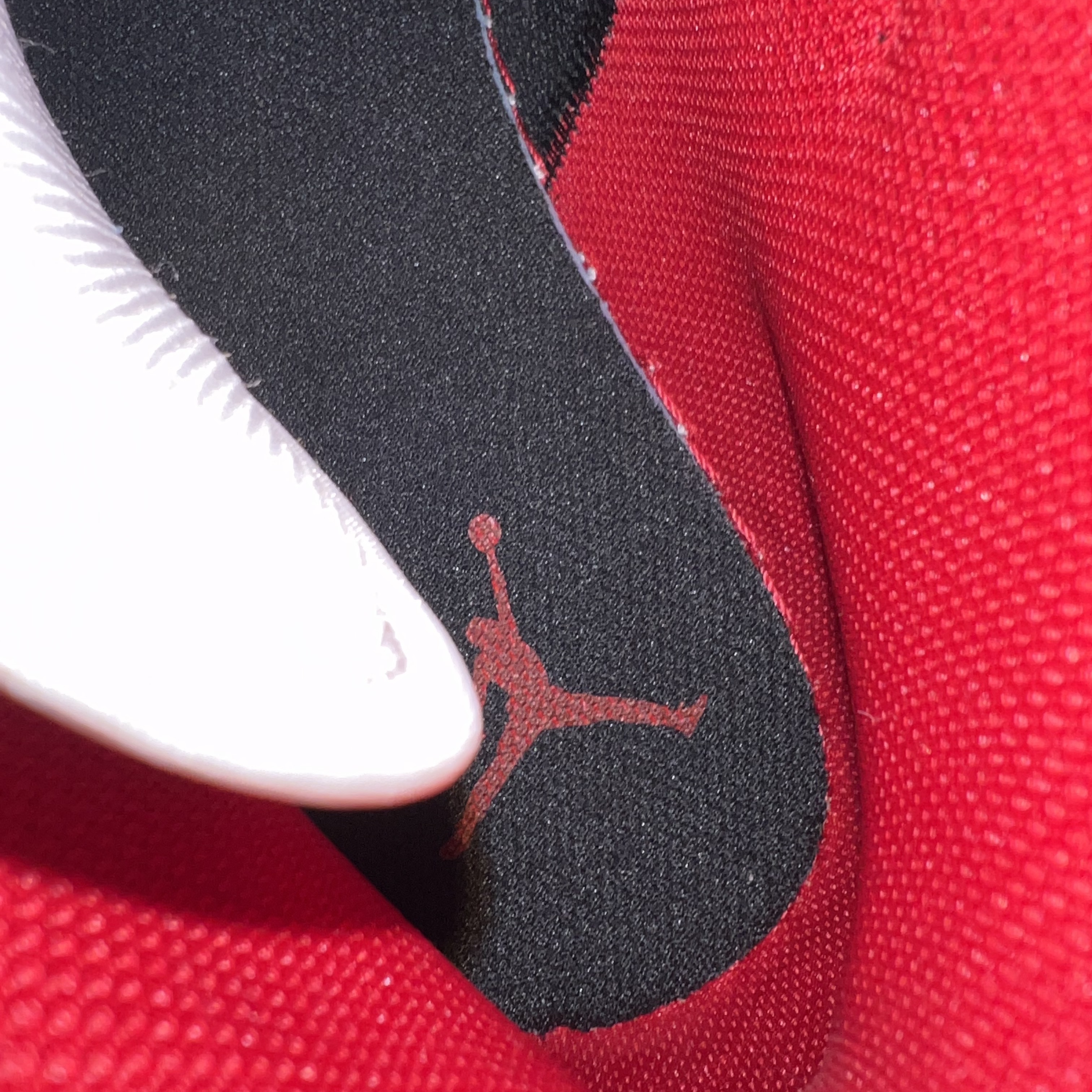 Jordan 1 Mid Gym Red Black White 착용 스타일 - 2