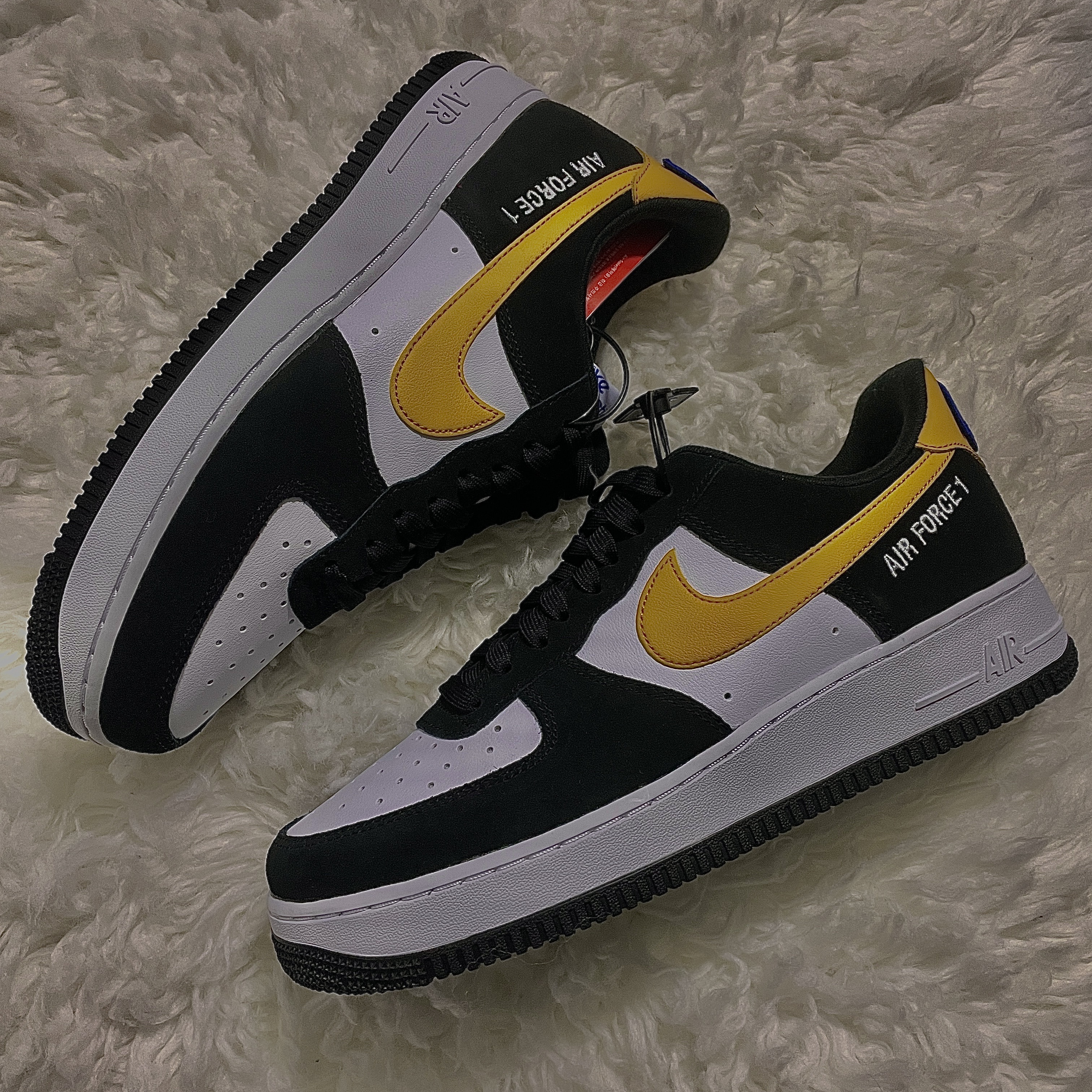 Nike Air Force 1 '07 LV8 Athletic Club Black Dark Sulfur 착용 스타일 - 1