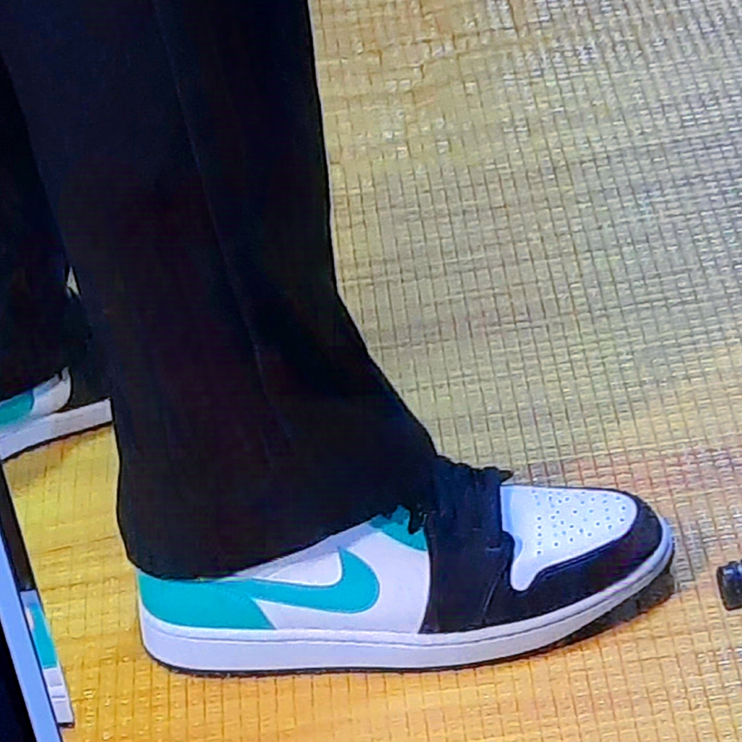 Jordan 1 Mid Tropical Twist 착용 스타일 - 2