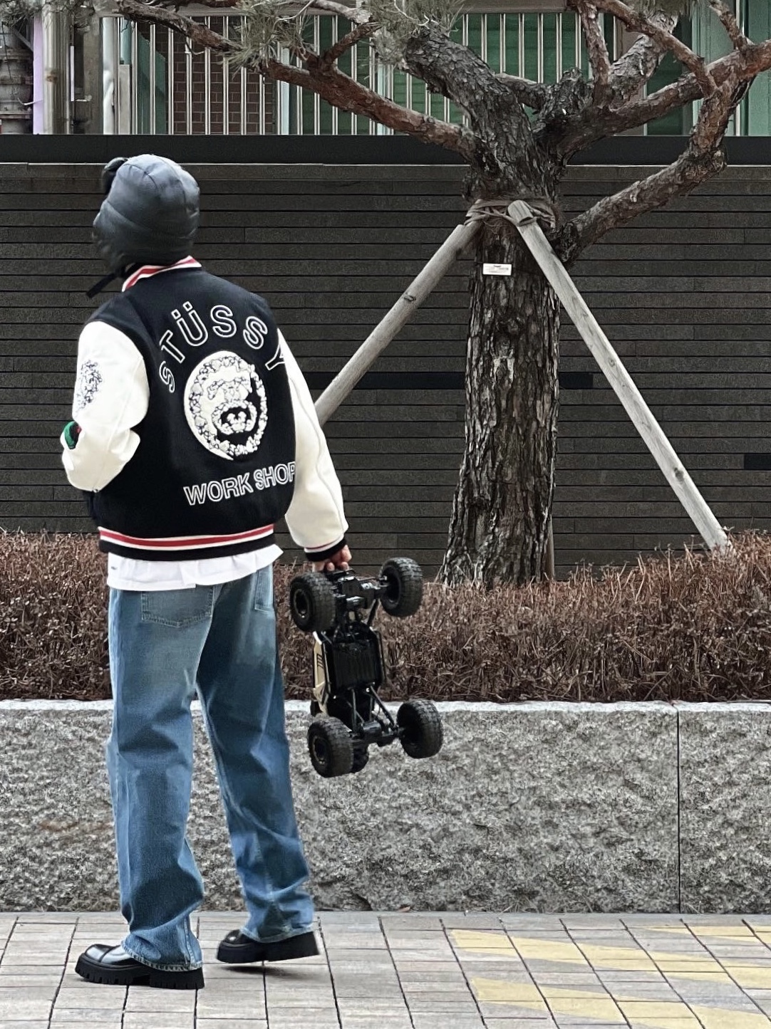 Stussy x Our Legacy x Denim Tears TTL Varsity Jacket Black 착용 스타일 - 1