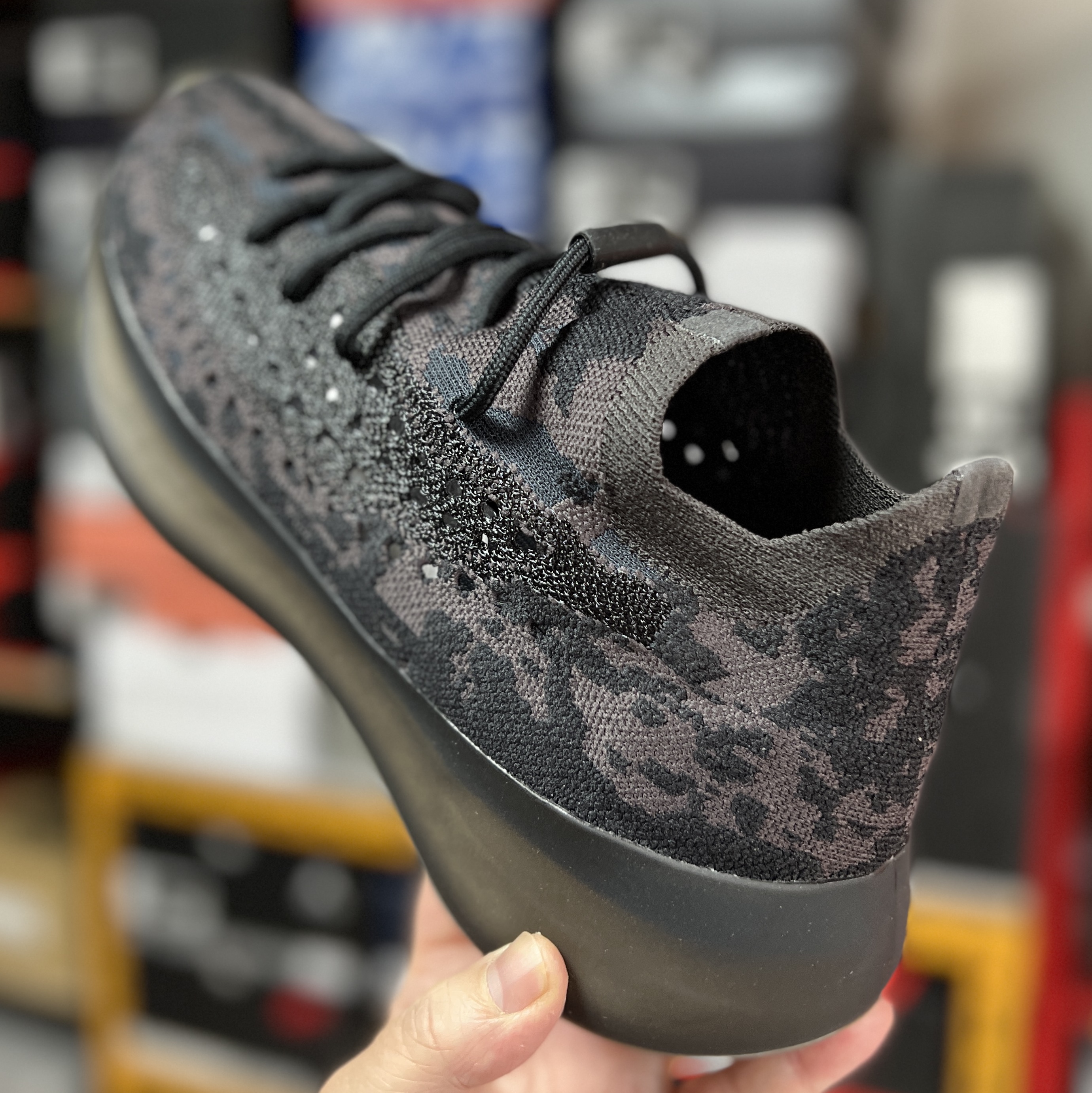 Adidas Yeezy Boost 380 Onyx - Non-Reflective 착용 스타일 - 2
