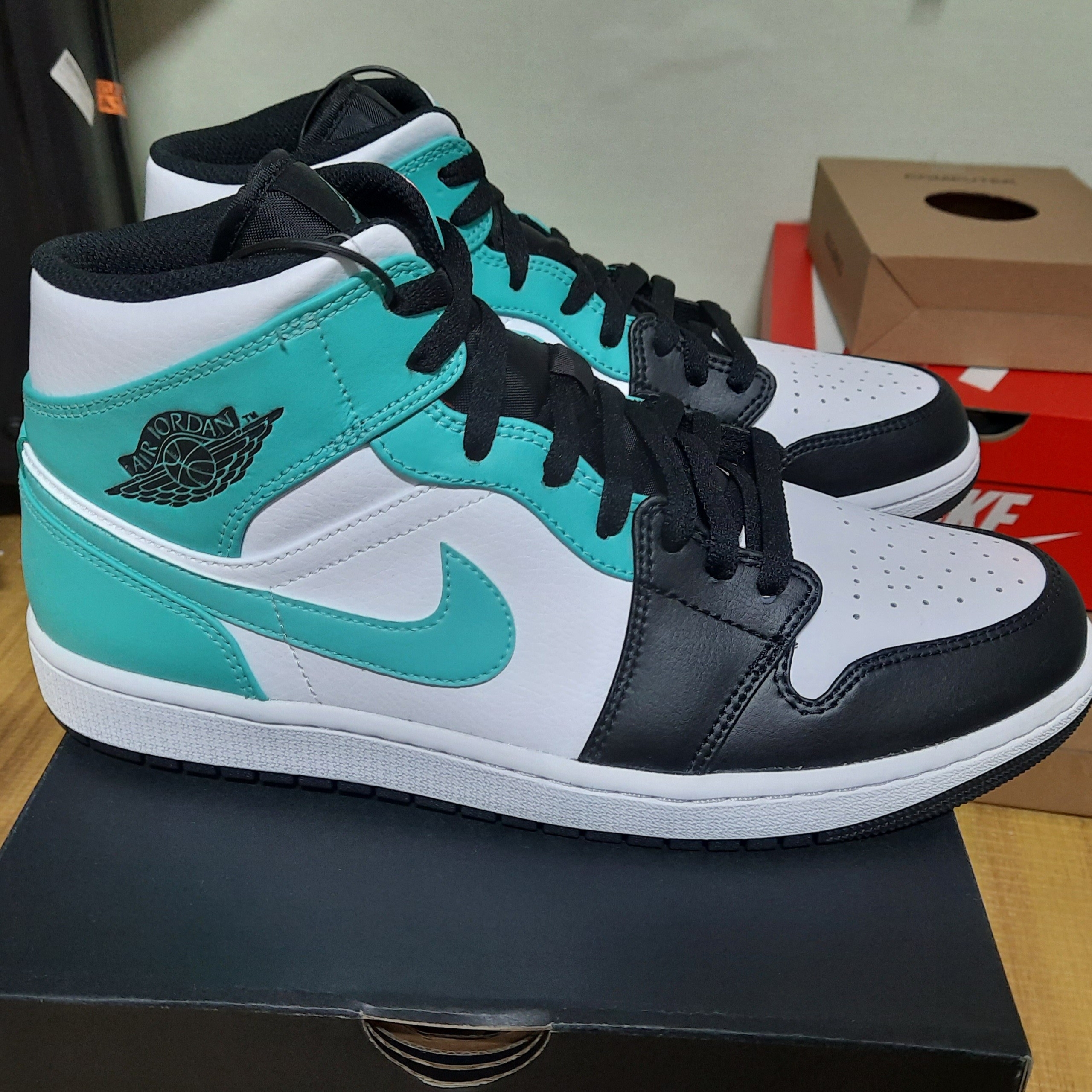 Jordan 1 Mid Tropical Twist 착용 스타일 - 1