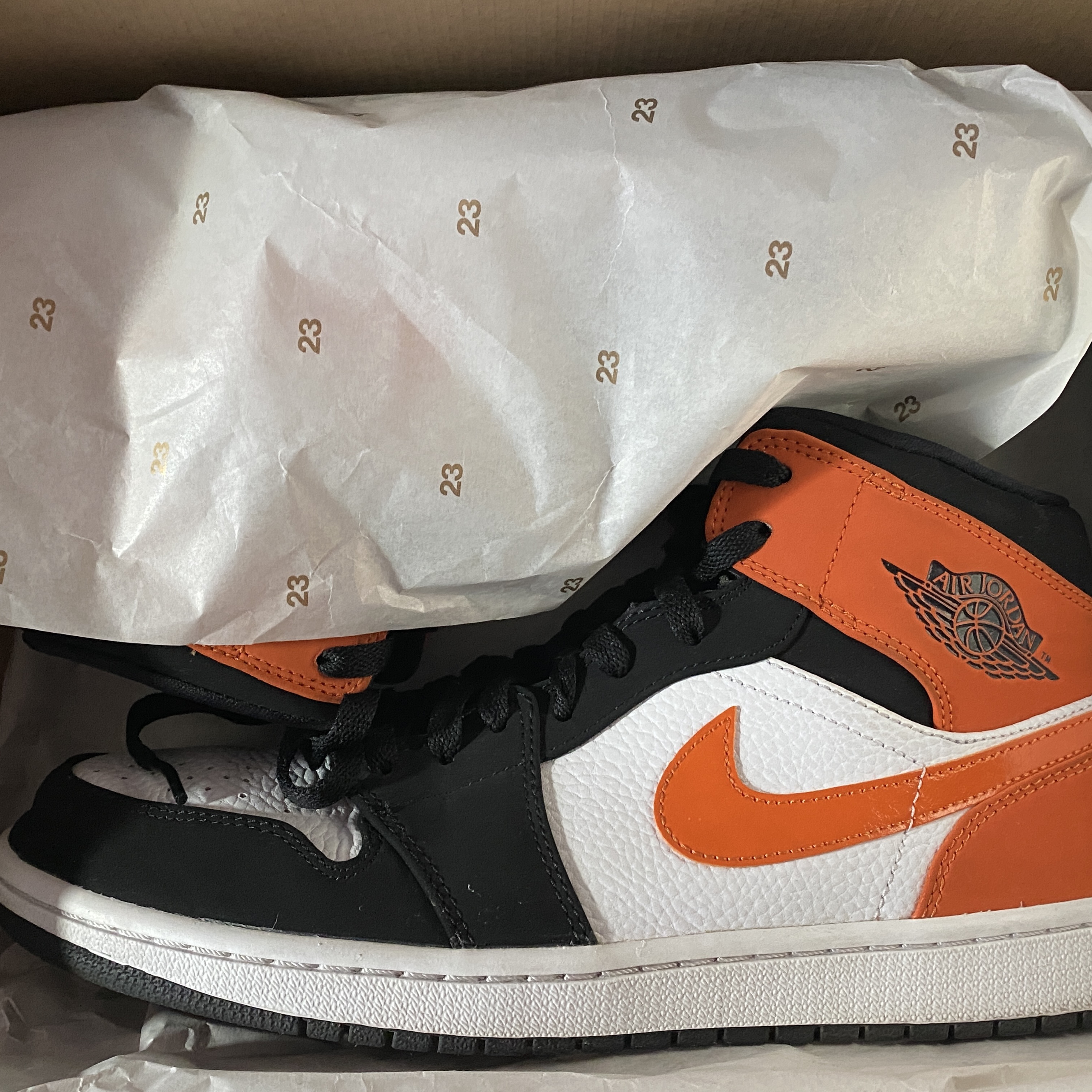 Jordan 1 Mid Shattered Backboard 착용 스타일