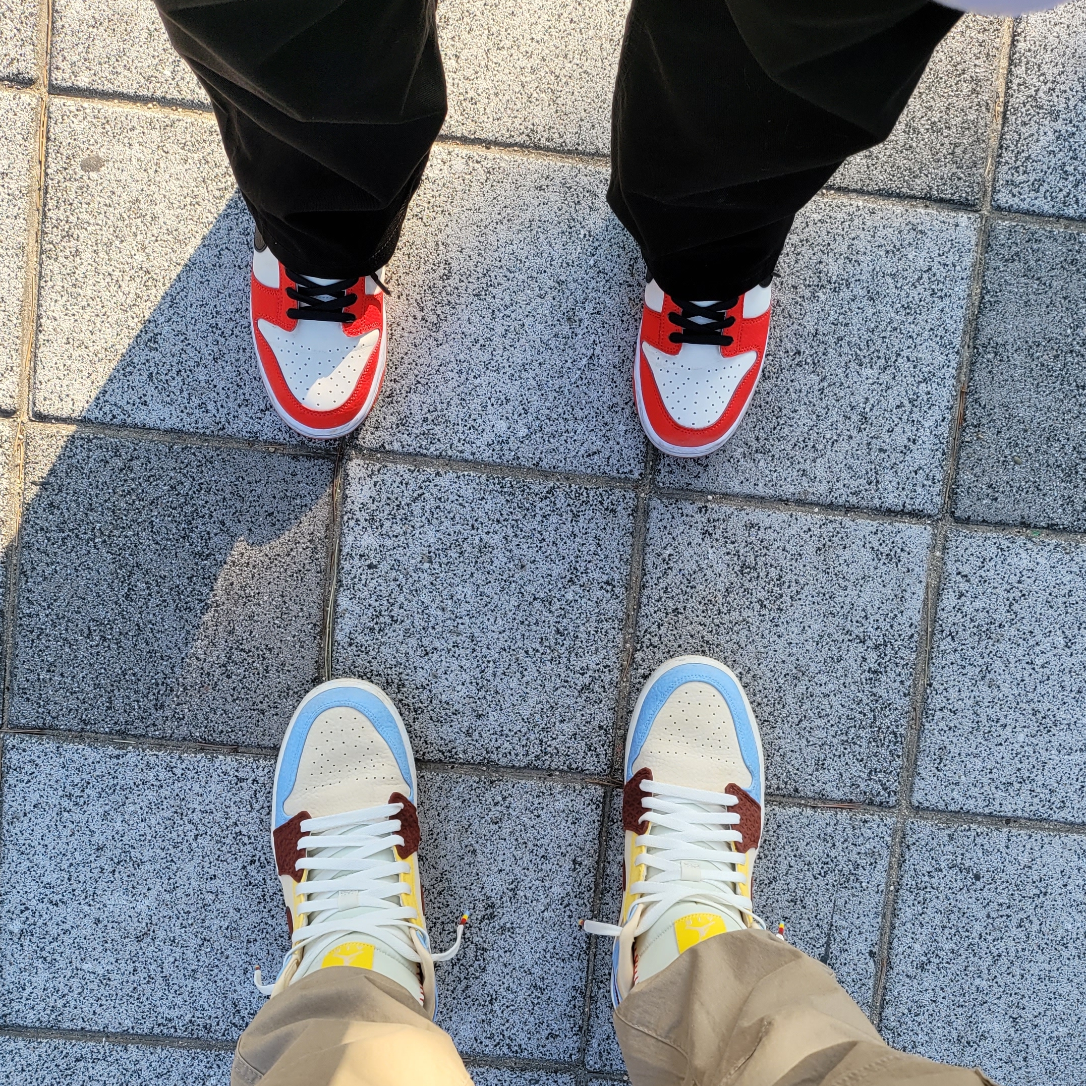 Jordan 1 x Maison Chateau Rouge Mid SE Fearless, Nike x NBA Dunk Low Retro EMB Black and Chile Red 착용 스타일