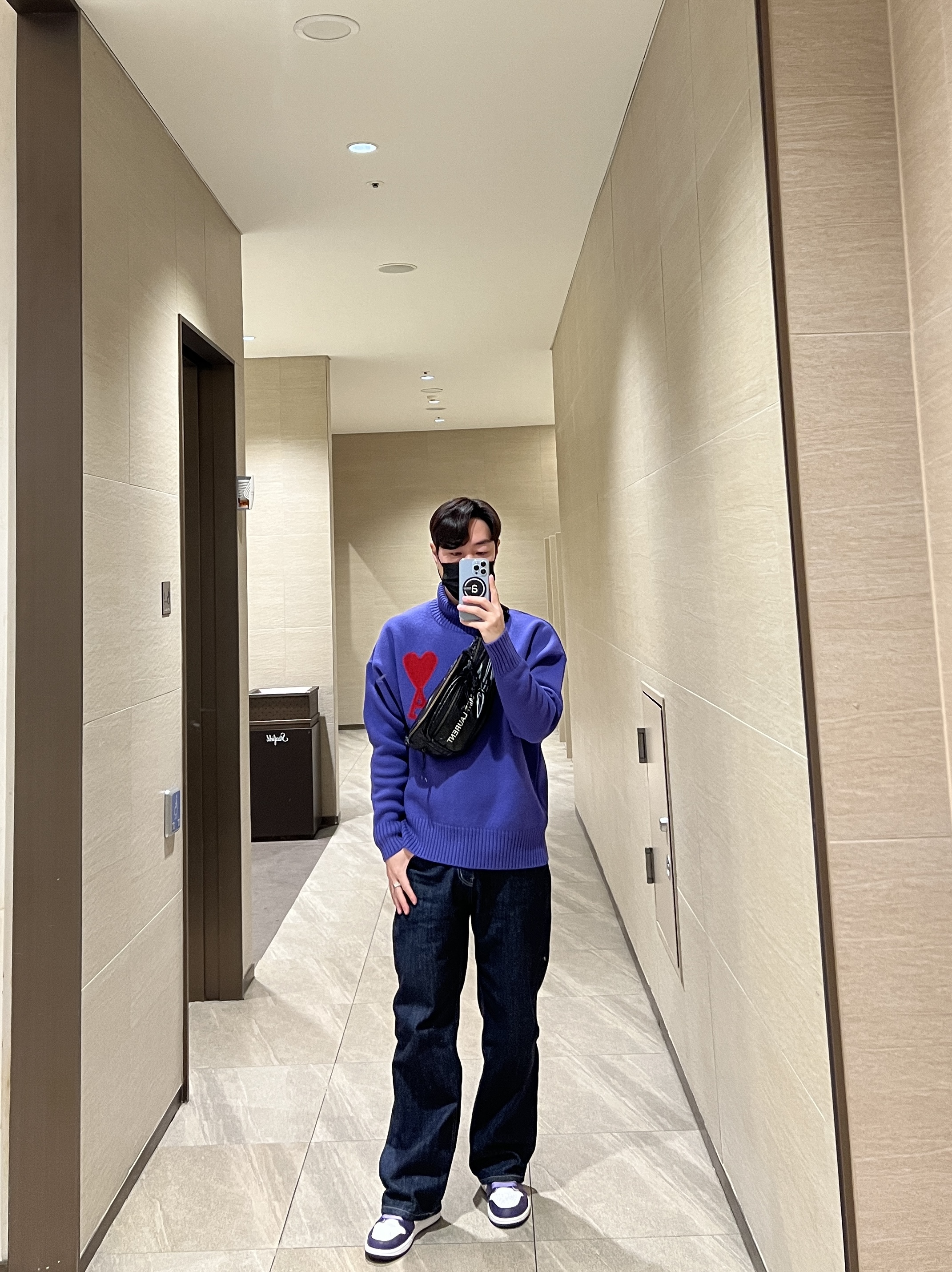 Jordan 1 Retro High OG Court Purple 2020, AMI de Coeur Oversize Intarsia Funnel Neck Sweater Heather Grey 착용 스타일 - 2