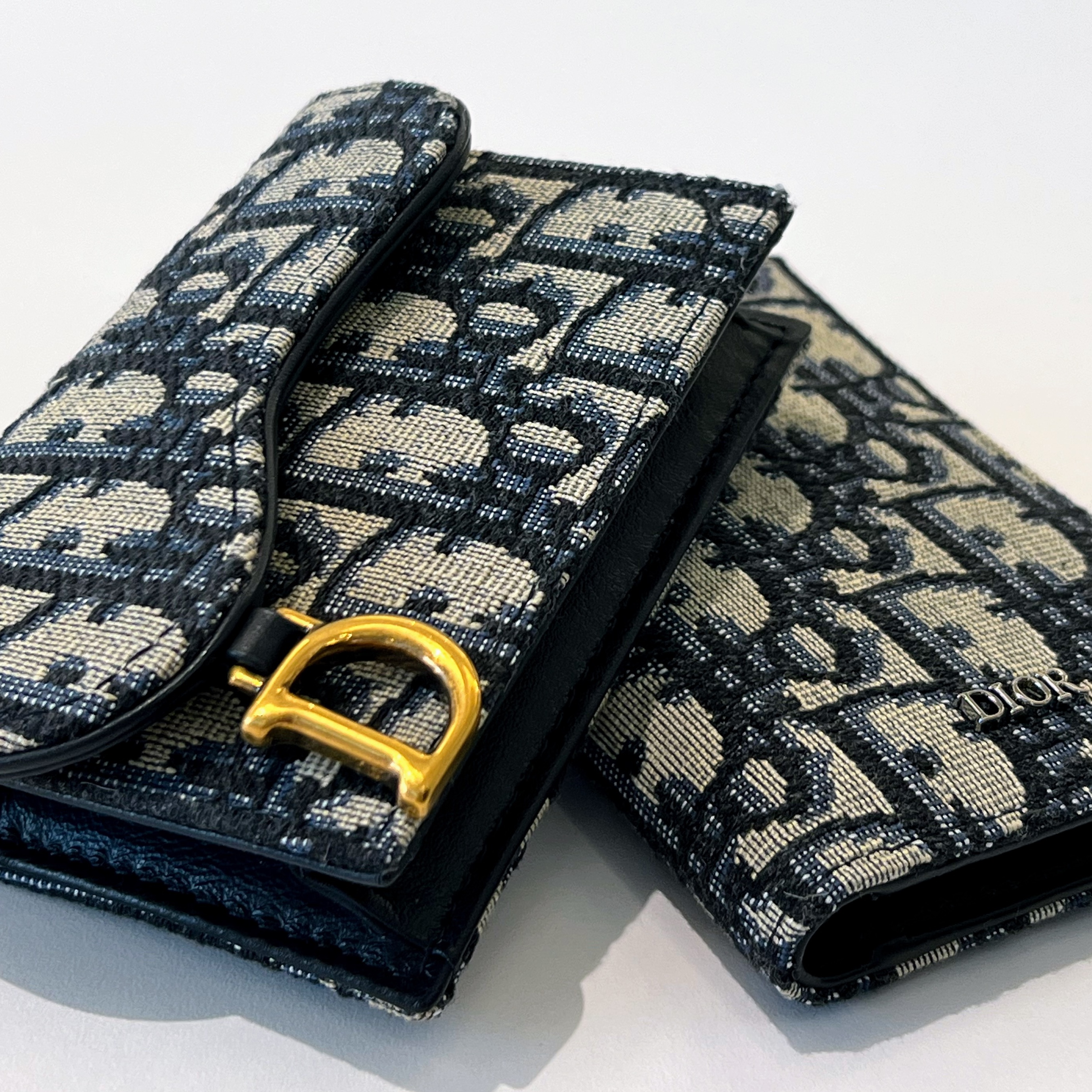 Dior Bi-Fold Card Holder Beige & Black Dior Oblique Jacquard, Dior Saddle Flap Card Holder Blue Dior Oblique Jacquard 착용 스타일 - 2