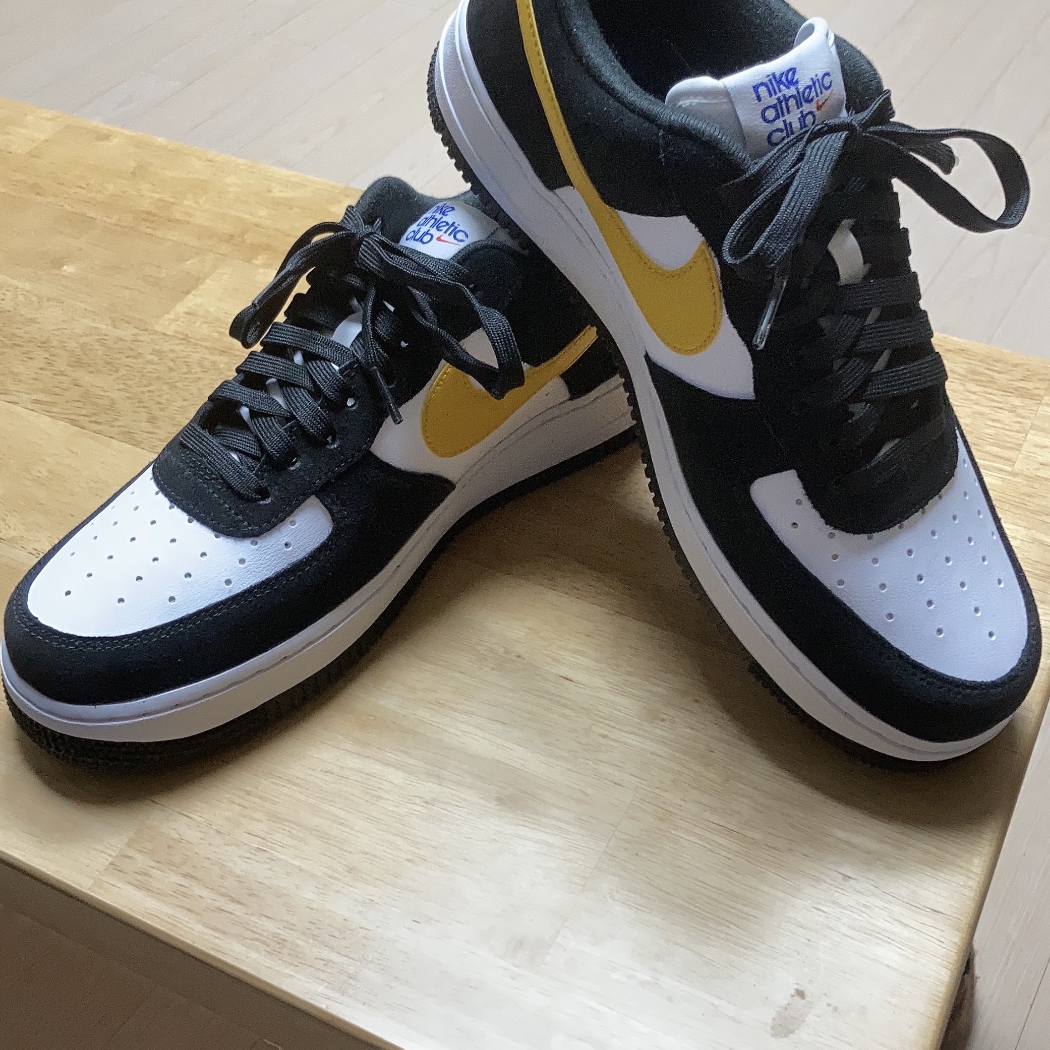 Nike Air Force 1 '07 LV8 Athletic Club Black Dark Sulfur 착용 스타일 - 2