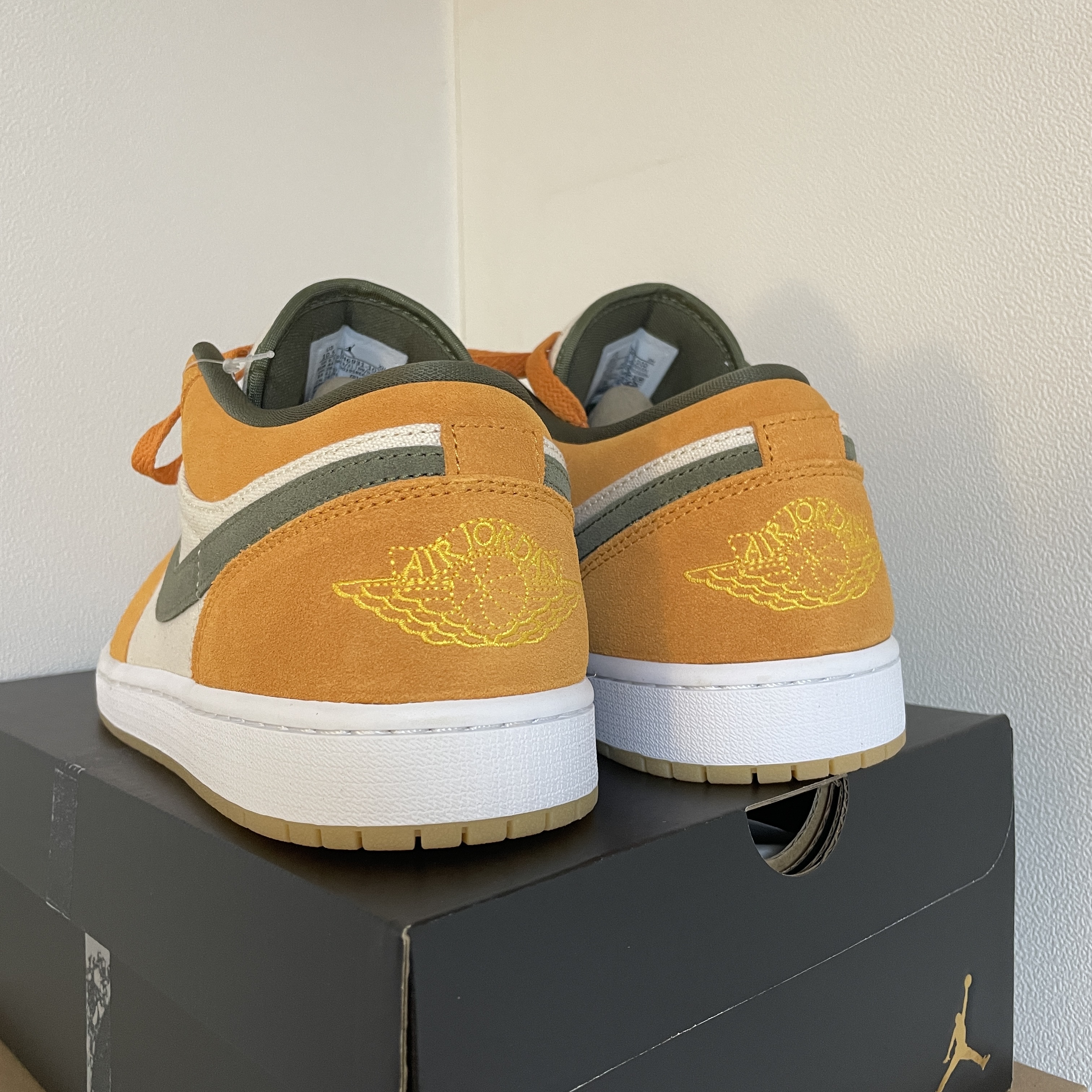 Jordan 1 Low SE Light Curry 착용 스타일 - 3