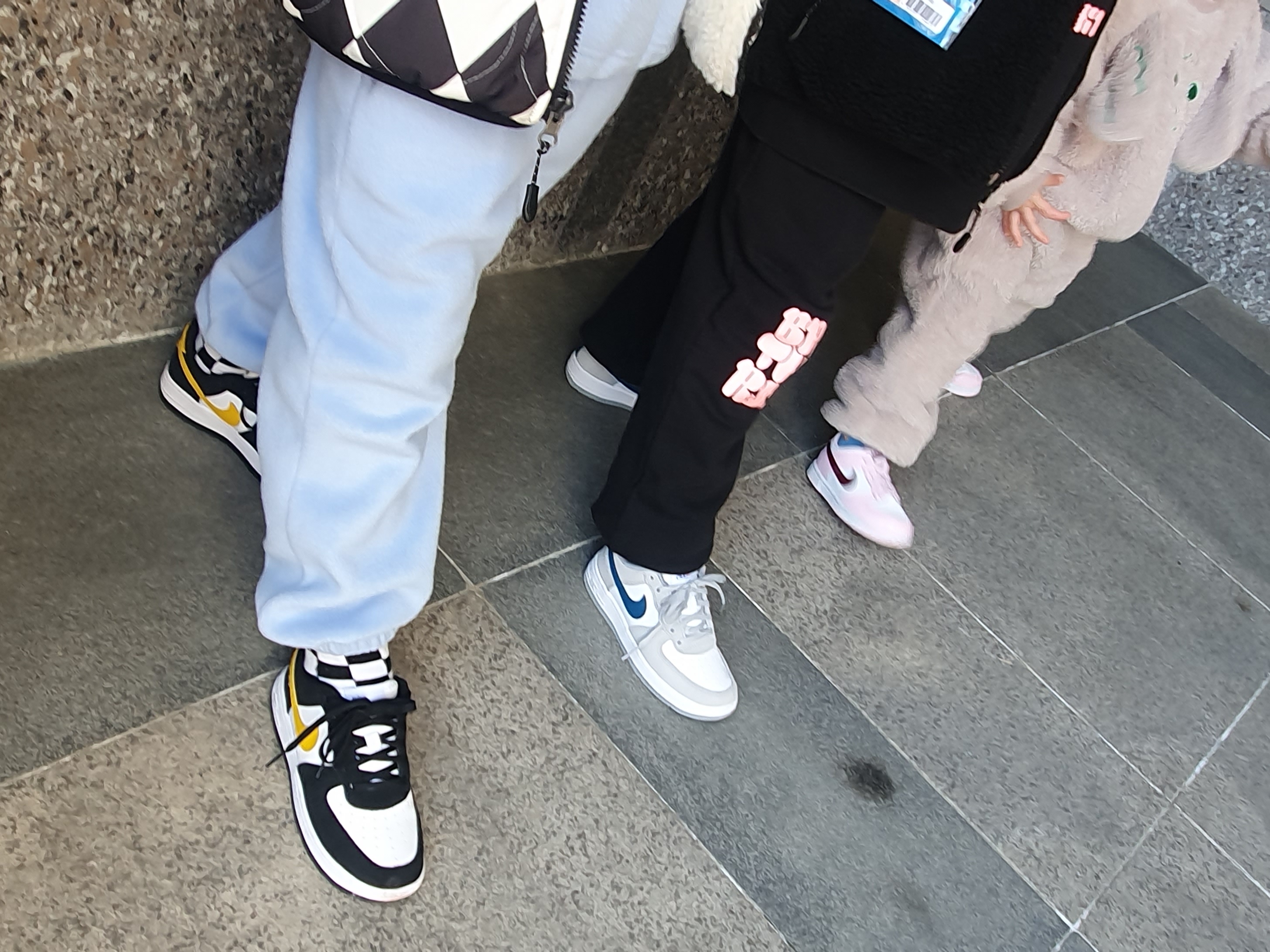 (PS) Nike Air Force 1 LV8 Athletic Club Light Smoke Grey Marina, (PS) Nike Air Force 1 LV8 Athletic Club Black Dark Sulfur 착용 스타일