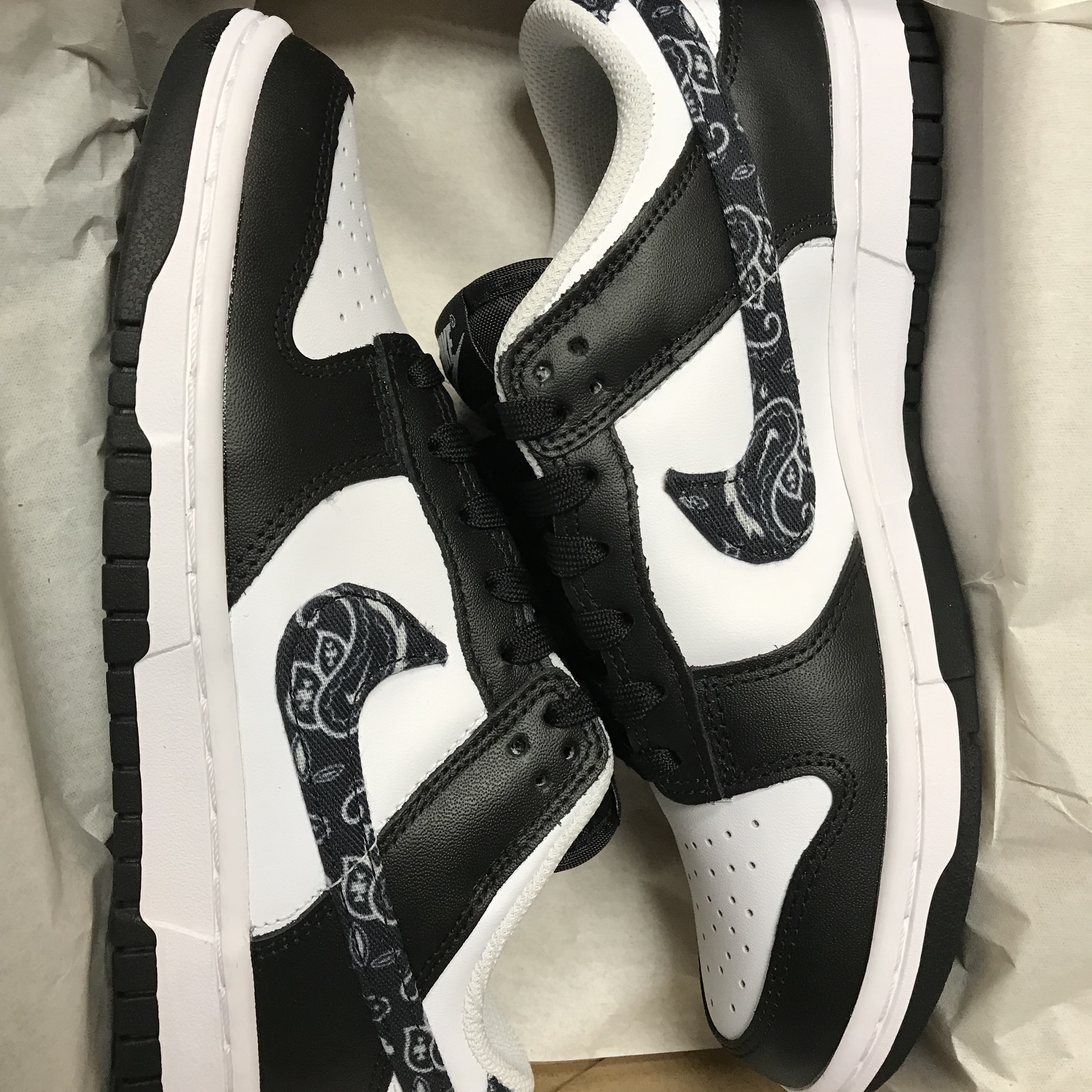 (W) Nike Dunk Low Essential Black Paisley 착용 스타일 - 3