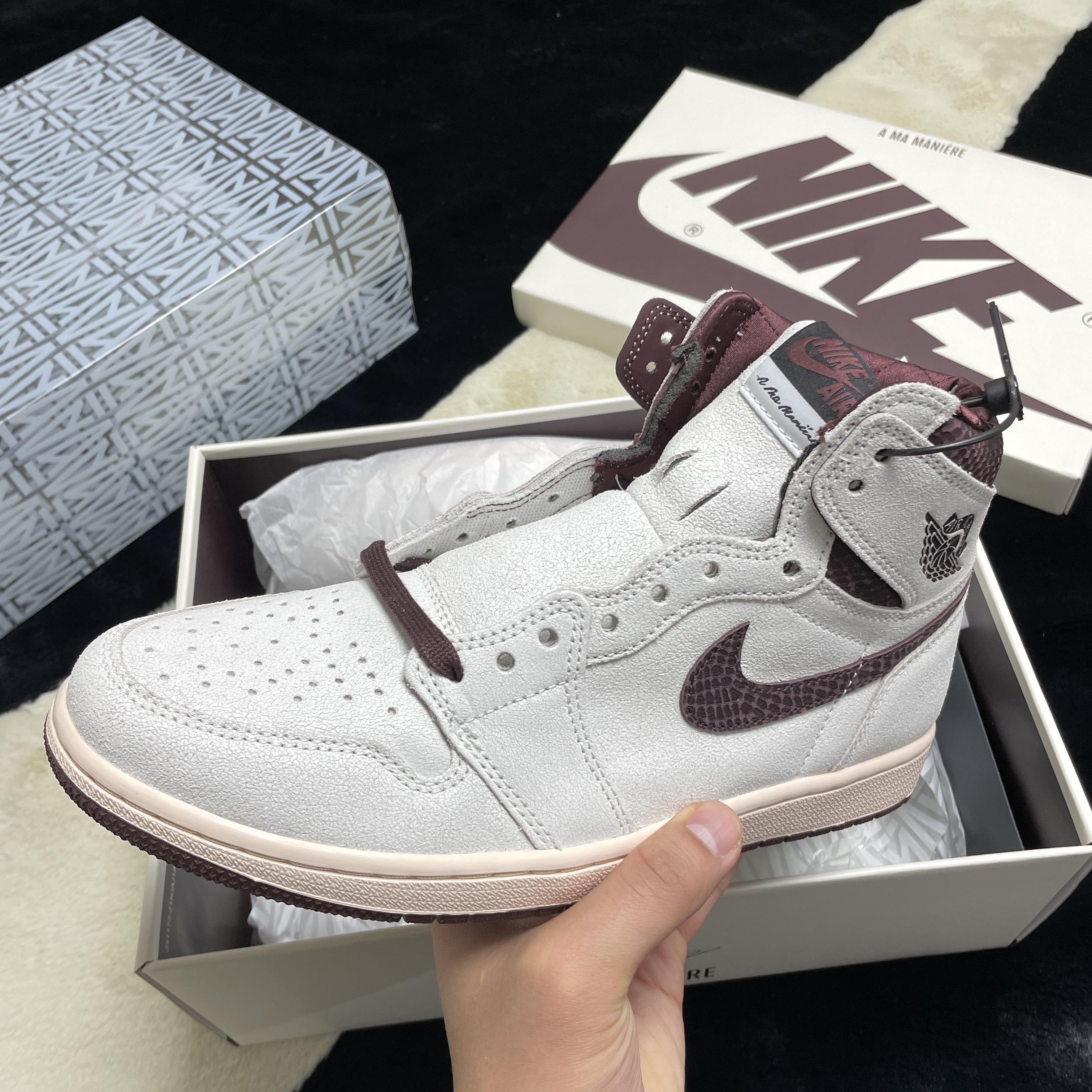 Jordan 1 x A Ma Maniere Retro High OG SP Sail and Burgundy 착용 스타일