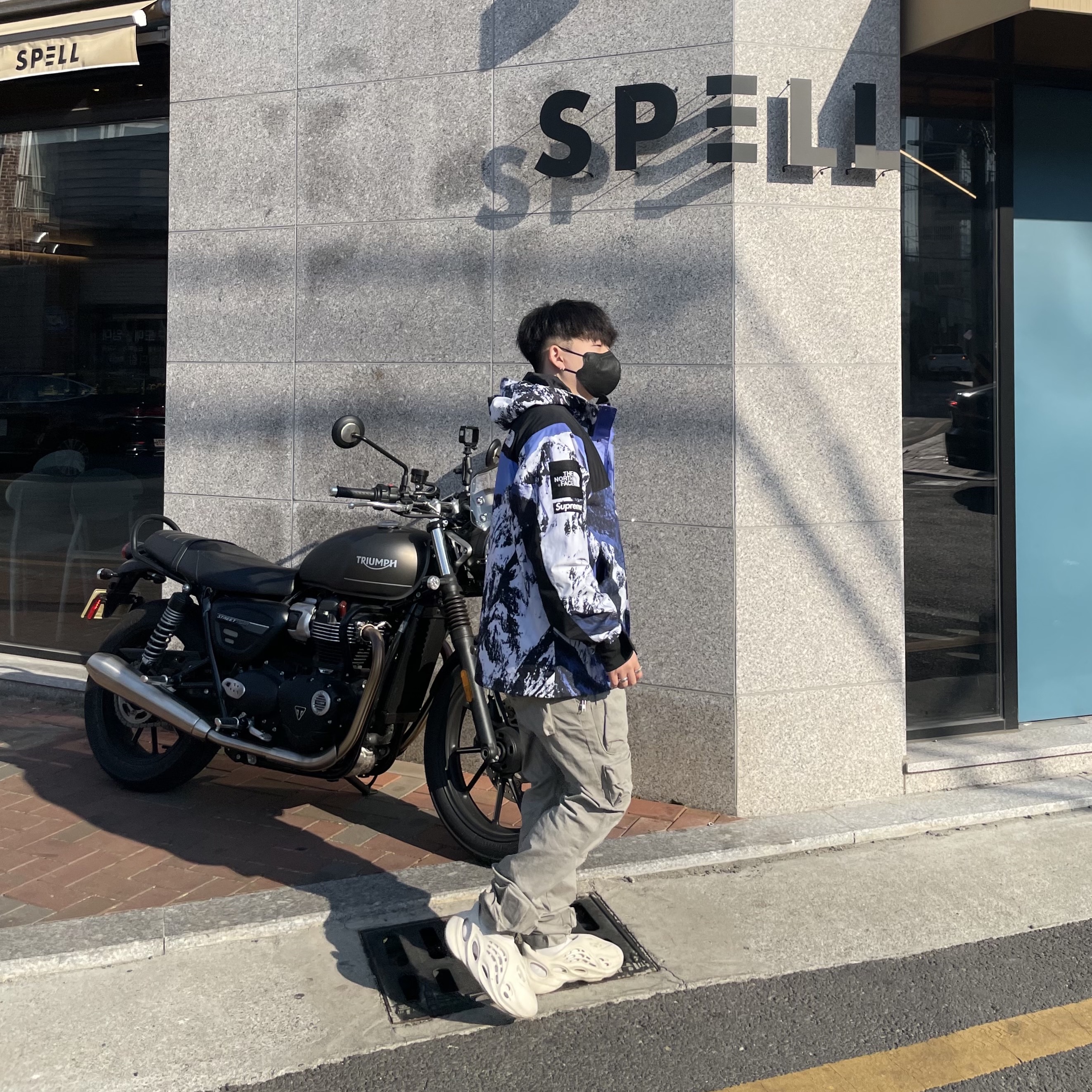 Supreme x The North Face Mountain Parka Blue White - 17FW, Adidas Yeezy Foam RNNR Sand 착용 스타일 - 1