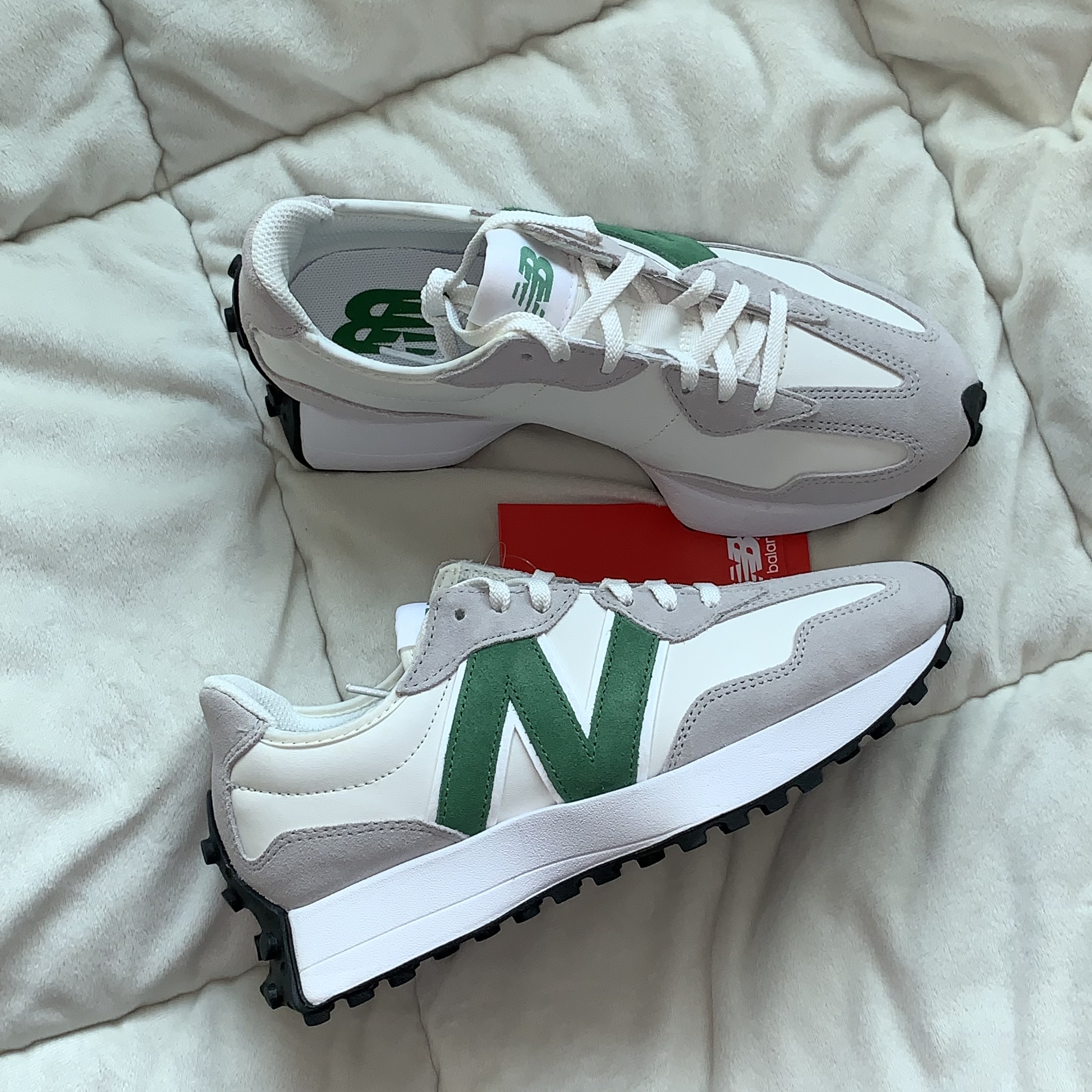 (W) New Balance 327 Rain Cloud Varsity Green 착용 스타일 - 1