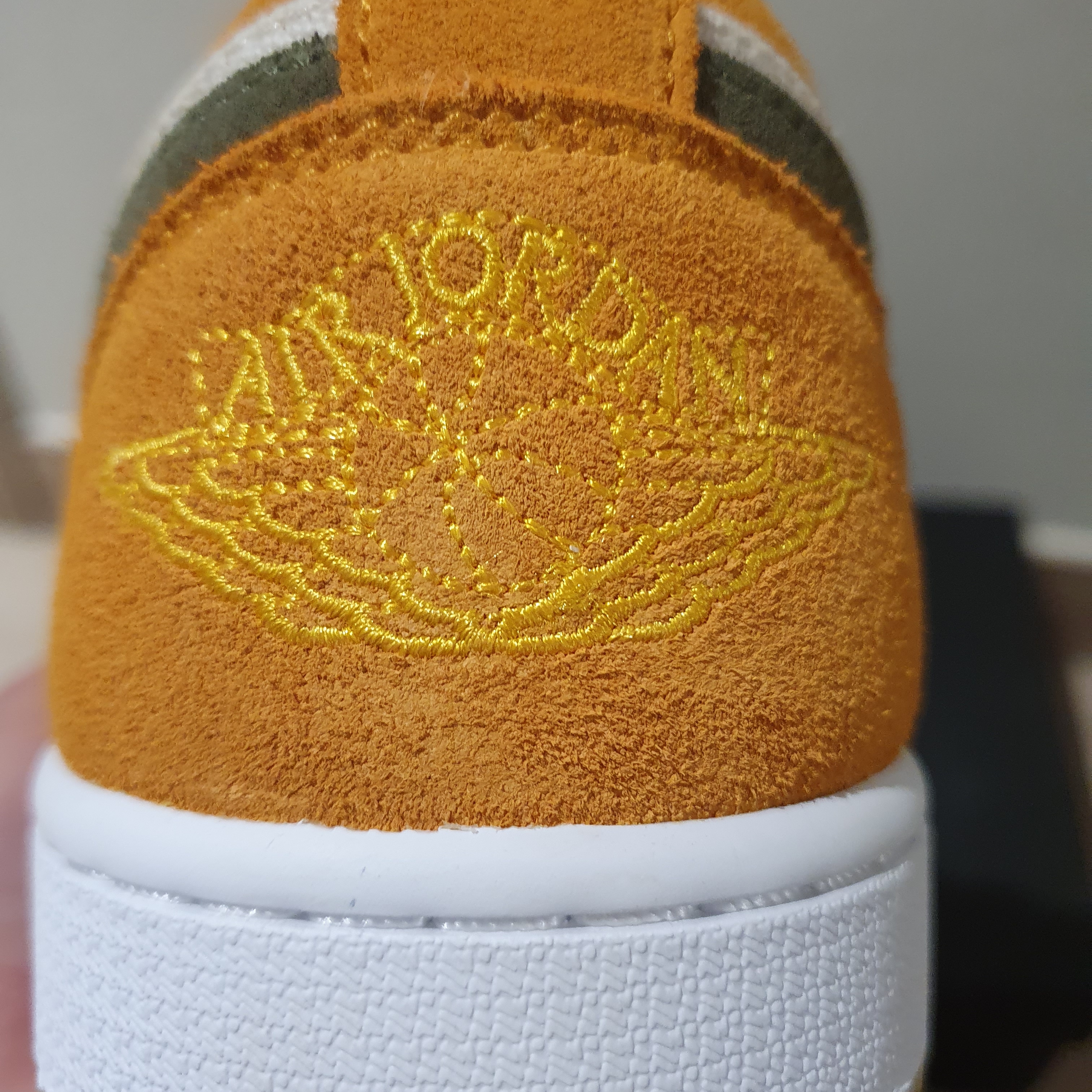 Jordan 1 Low SE Light Curry 착용 스타일 - 3