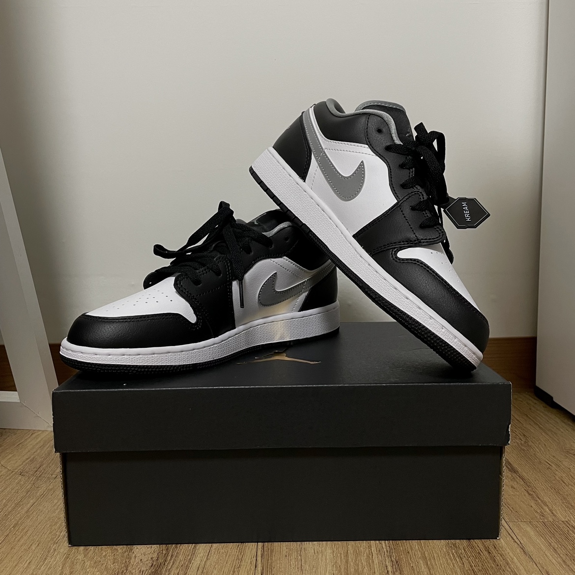 (GS) Jordan 1 Low Black Particle Grey, Jordan 1 Low Black Particle Grey 착용 스타일 - 2