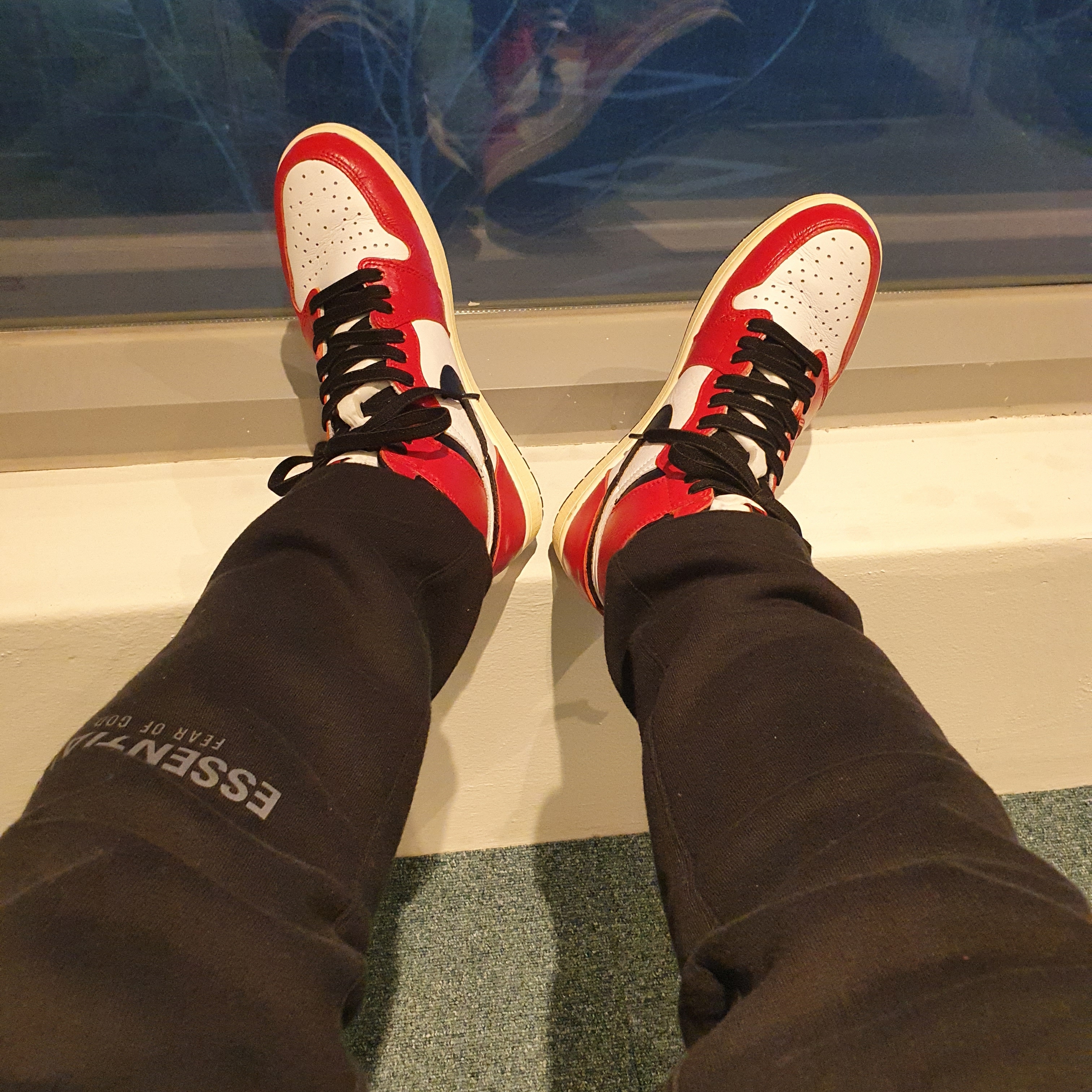 Jordan 1 Retro High OG Light Fusion Red, Essentials The Core Collection Sweatpants Black 착용 스타일