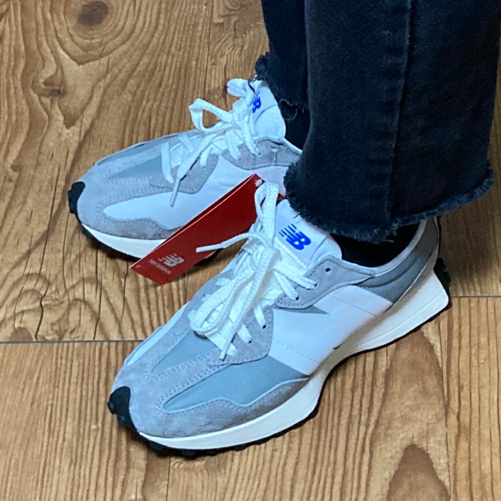 New Balance 327 Grey 착용 스타일