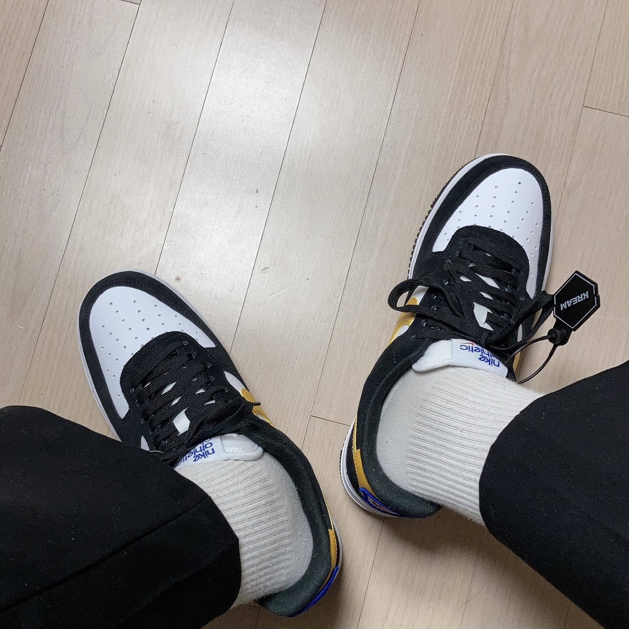 Nike Air Force 1 '07 LV8 Athletic Club Black Dark Sulfur 착용 스타일 - 1