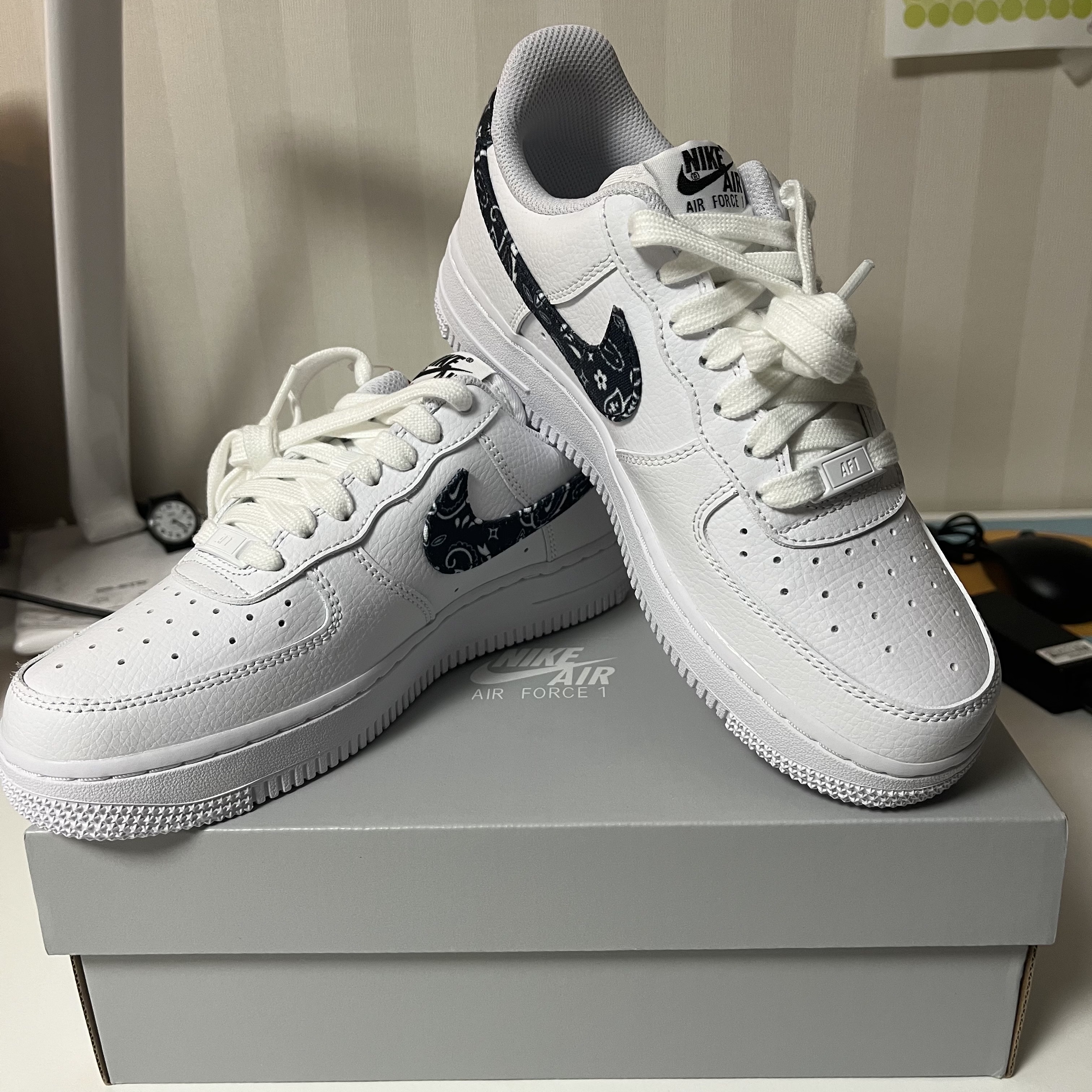 (W) Nike Air Force 1 '07 Essential Paisley Swoosh White Black 착용 스타일