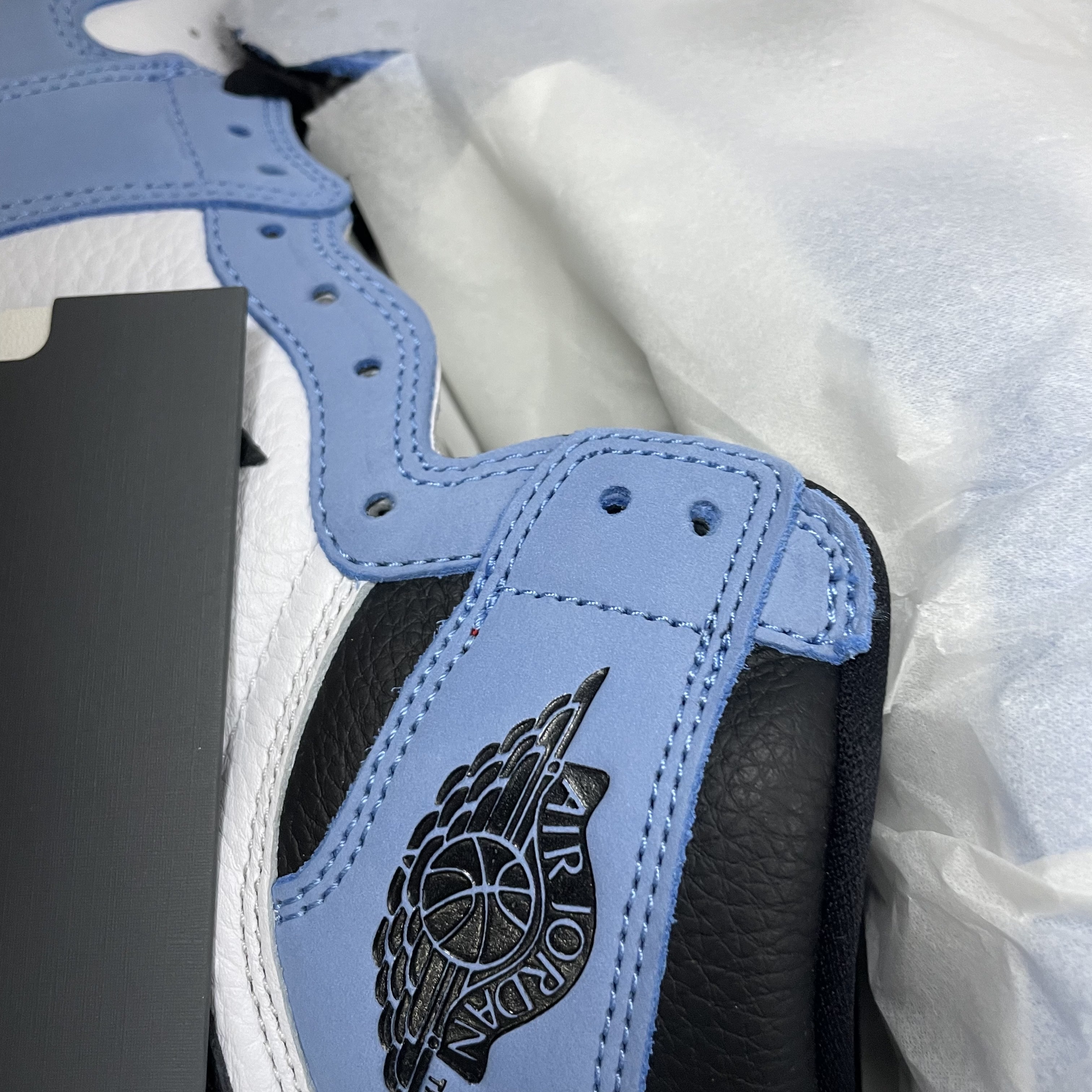 Jordan 1 Retro High OG University Blue 착용 스타일 - 3