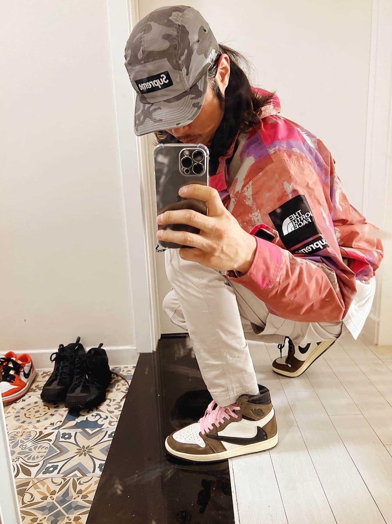 Supreme x The North Face Cargo Jacket Multi-Color - 20SS, Jordan 1 x Travis Scott Retro High OG SP Mocha 착용 스타일 - 3