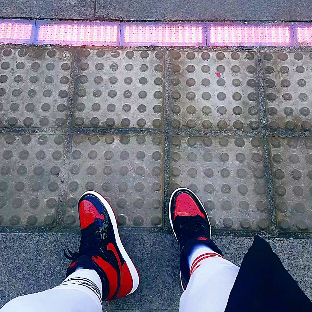 Jordan 1 Retro High OG Patent Bred 착용 스타일 - 4
