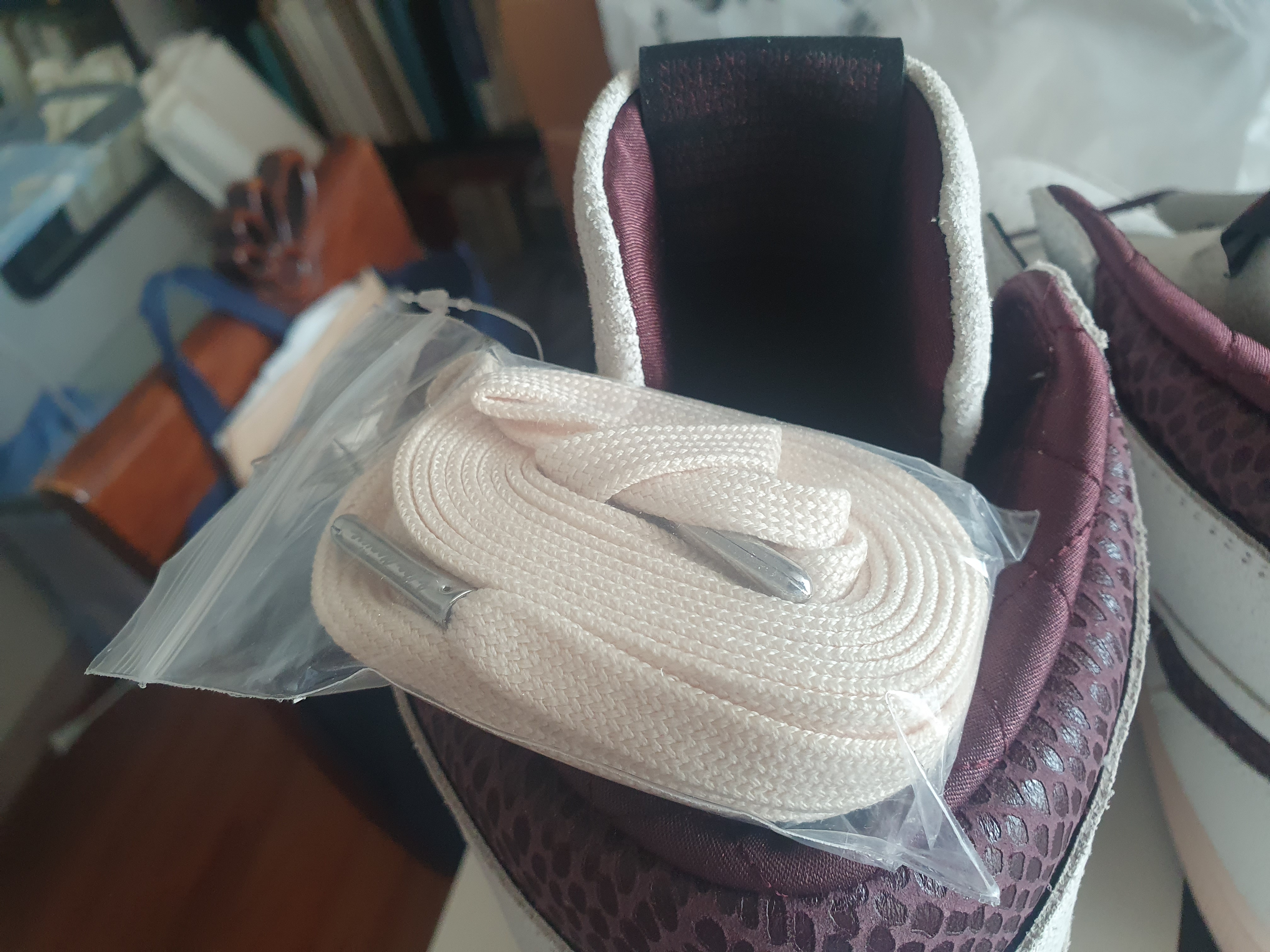 Jordan 1 x A Ma Maniere Retro High OG SP Sail and Burgundy 착용 스타일 - 5