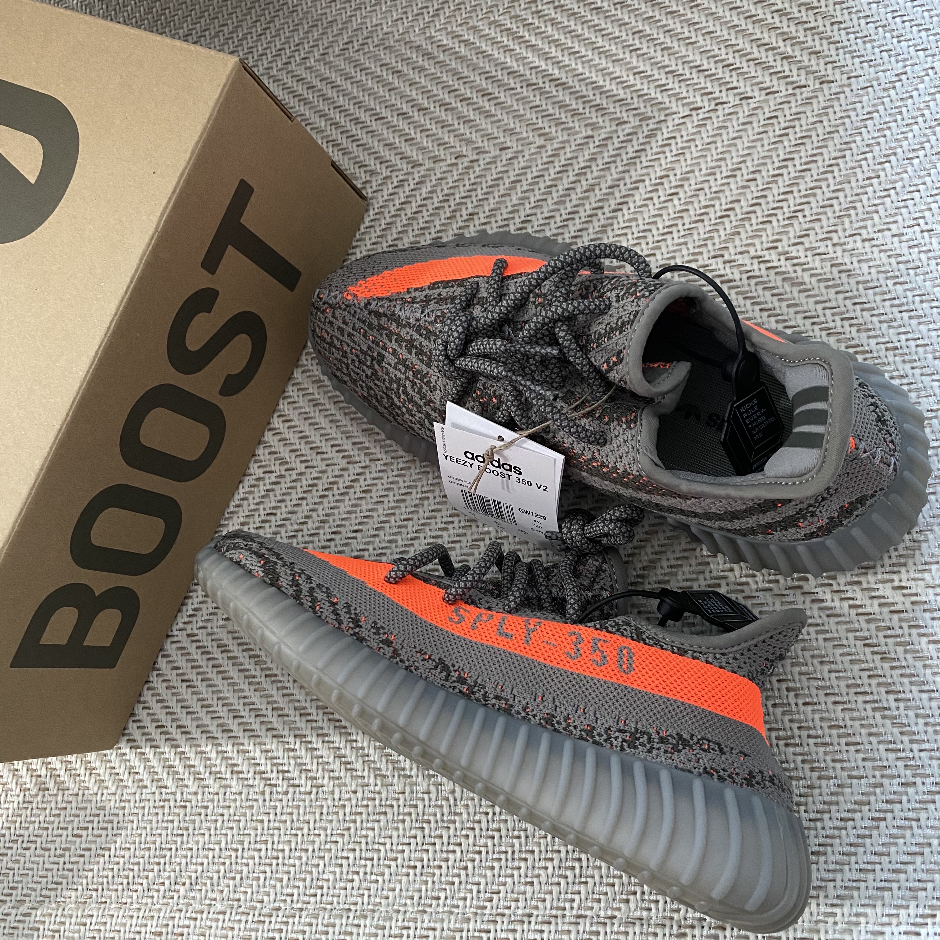 Adidas Yeezy Boost 350 V2 Beluga - Reflective 착용 스타일