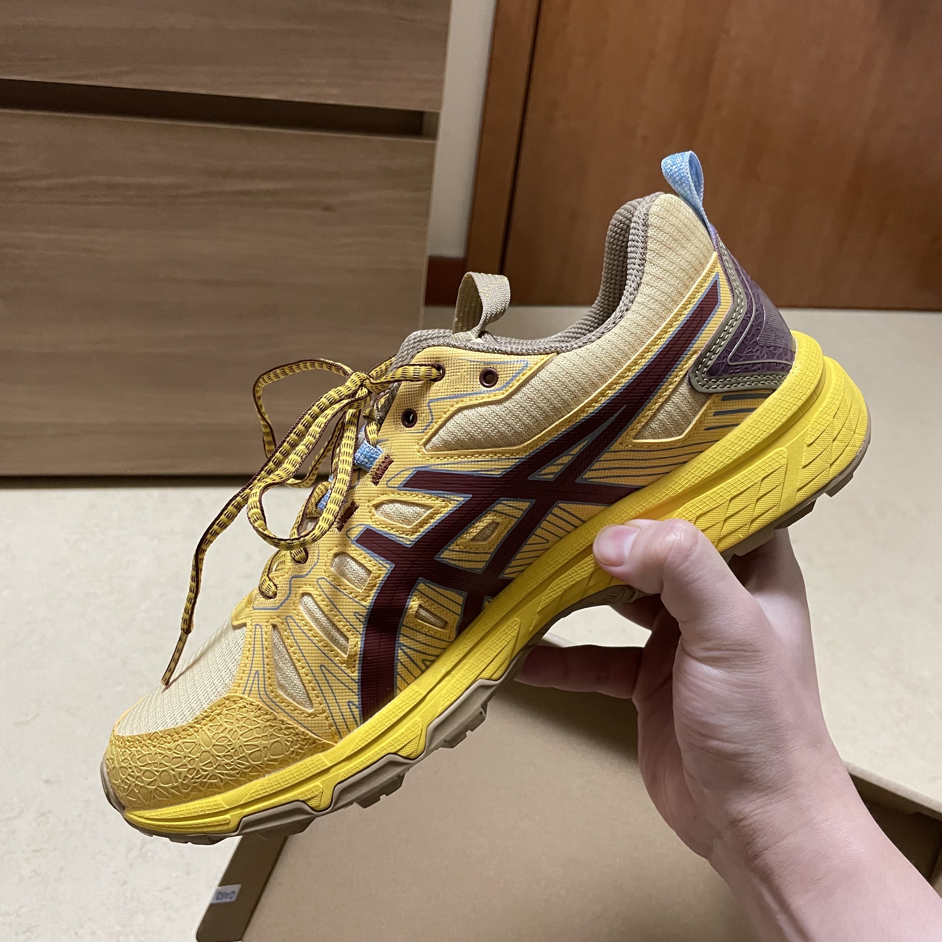 Asics HN1-S Gel-Venture 7 Yellow Ox Brown 착용 스타일 - 2