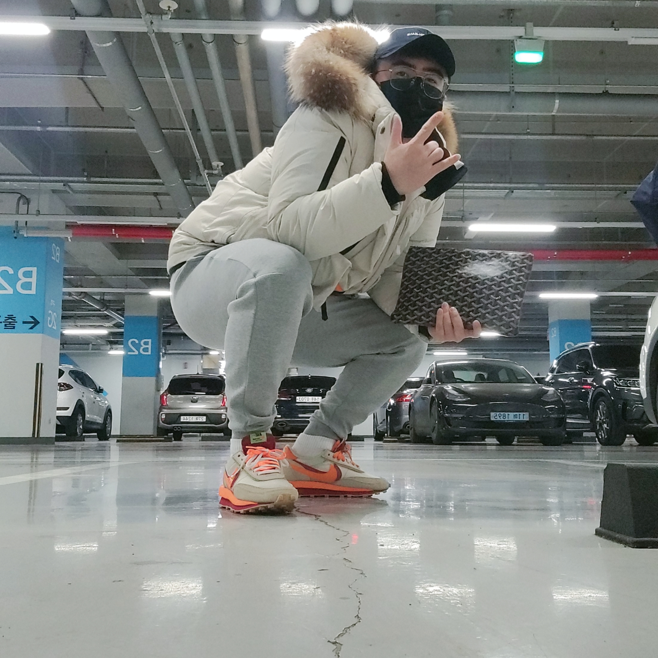 Nike x Sacai x Clot LDWaffle Orange Blaze, Goyard Senat Pochette MM Black 착용 스타일 - 3