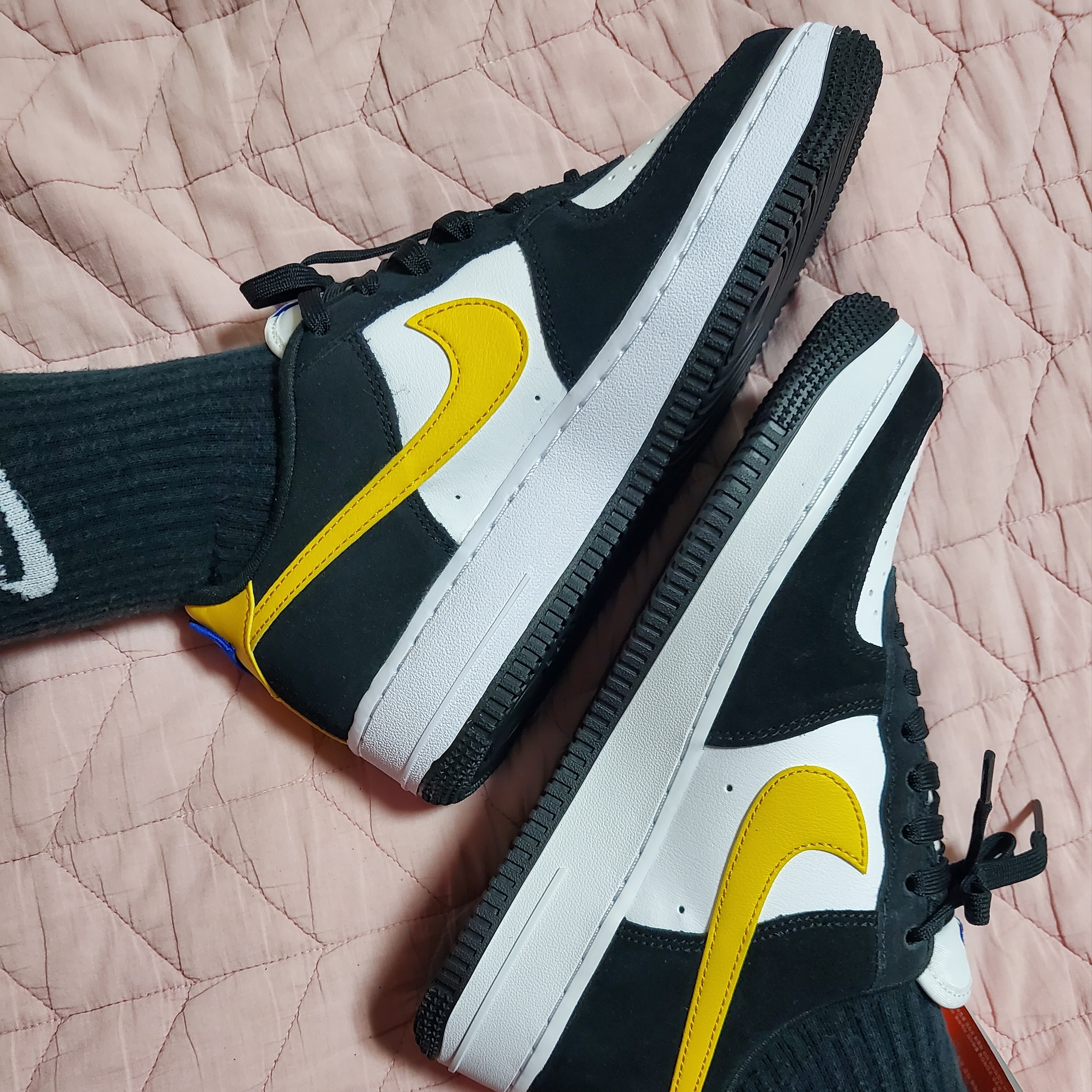 Nike Air Force 1 '07 LV8 Athletic Club Black Dark Sulfur, (GS) Nike Air Force 1 LV8 Athletic Club Black Dark Sulfur 착용 스타일 - 1