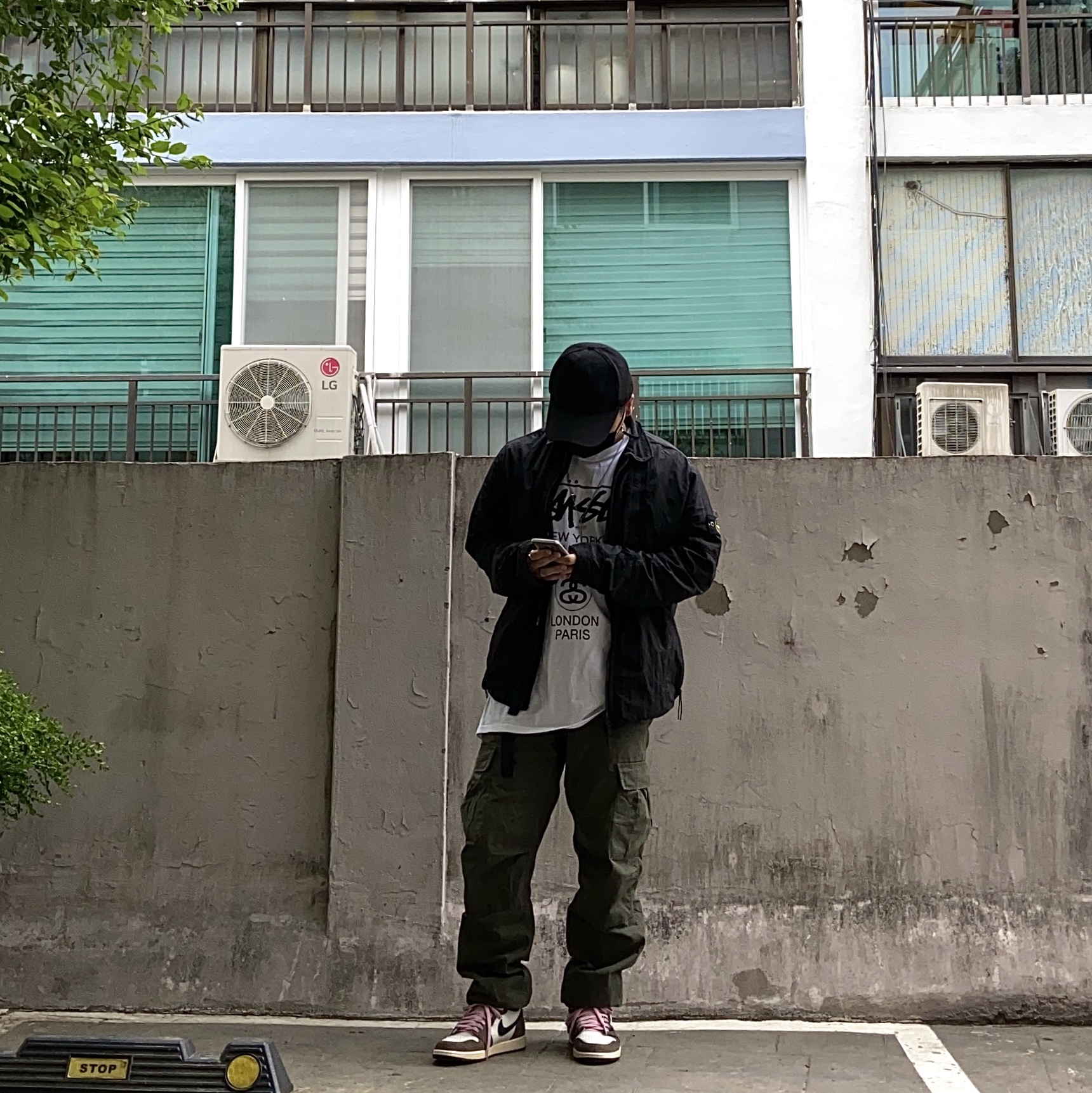 Stone Island 10523 Garment Dyed Crinkle Reps Overshirt Black - 21FW, Stussy World Tour T-Shirt White 착용 스타일