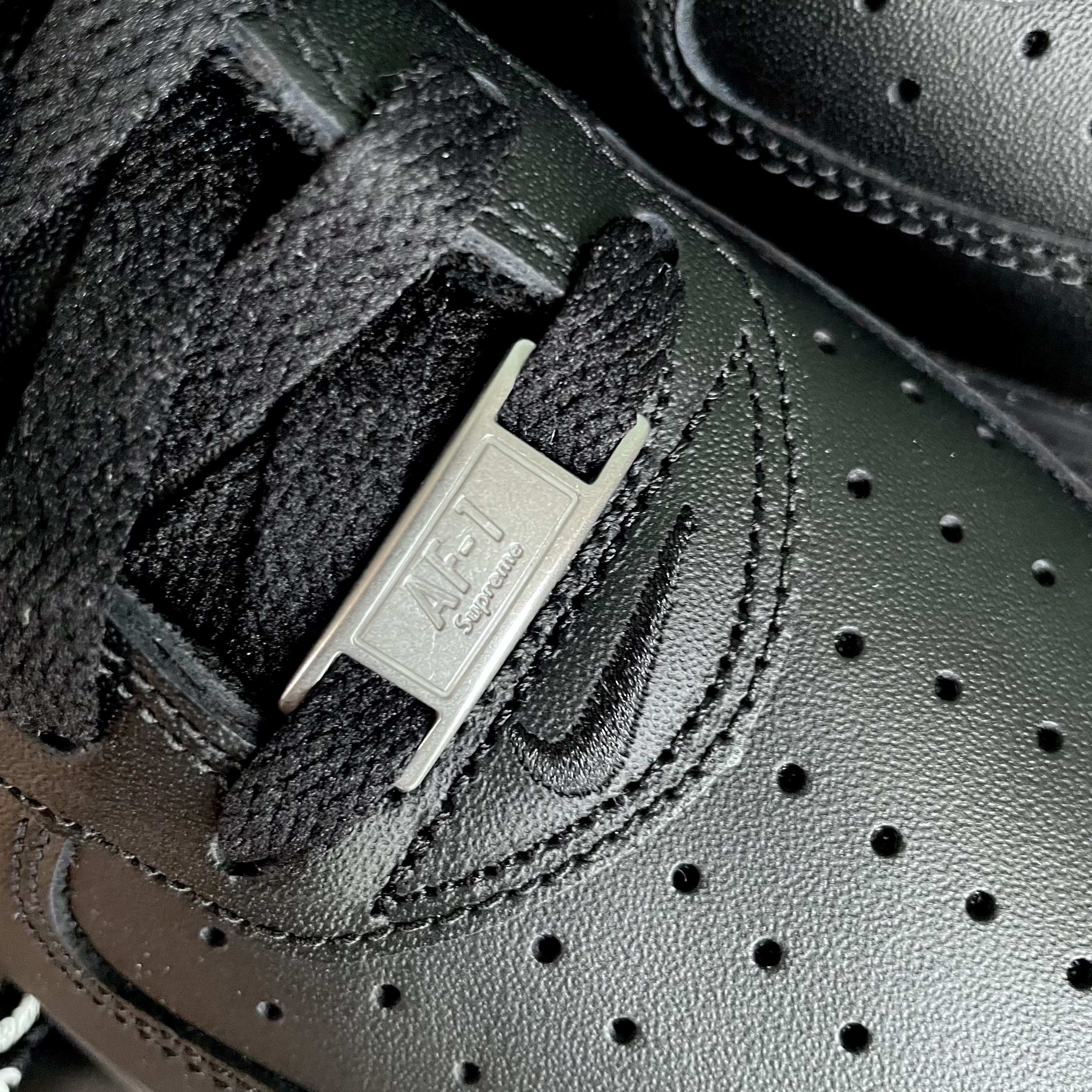 Nike x Supreme Air Force 1 Low Black 착용 스타일 - 1
