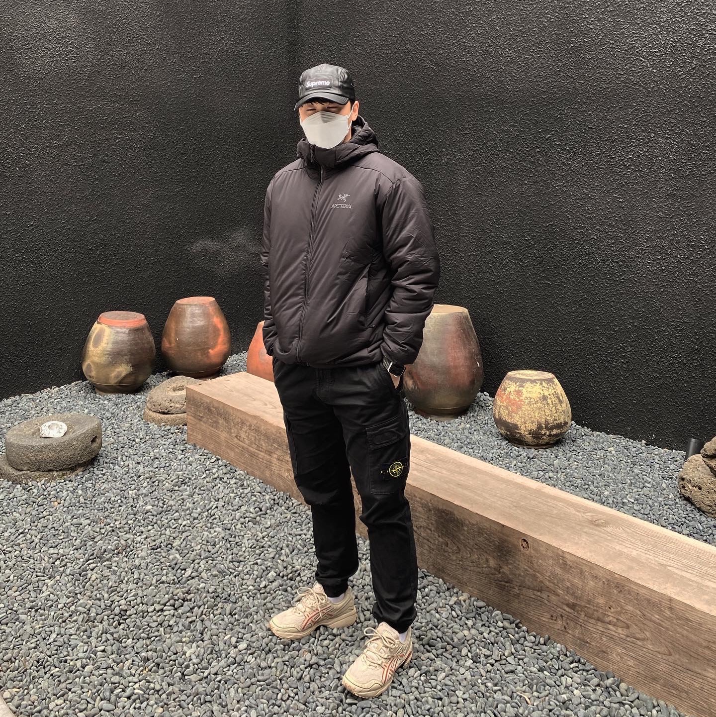 Arc'teryx Atom AR Hoody Black, Stone Island 313L1 Old Dye Treatment Cargo Pants Black - 21FW 착용 스타일