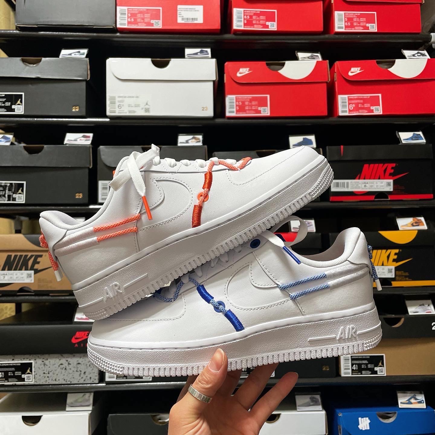 (W) Nike Air Force 1 '07 LX White Safety Orange, (W) Nike Air Force 1 '07 LX Light Orewood Brown 착용 스타일 - 1