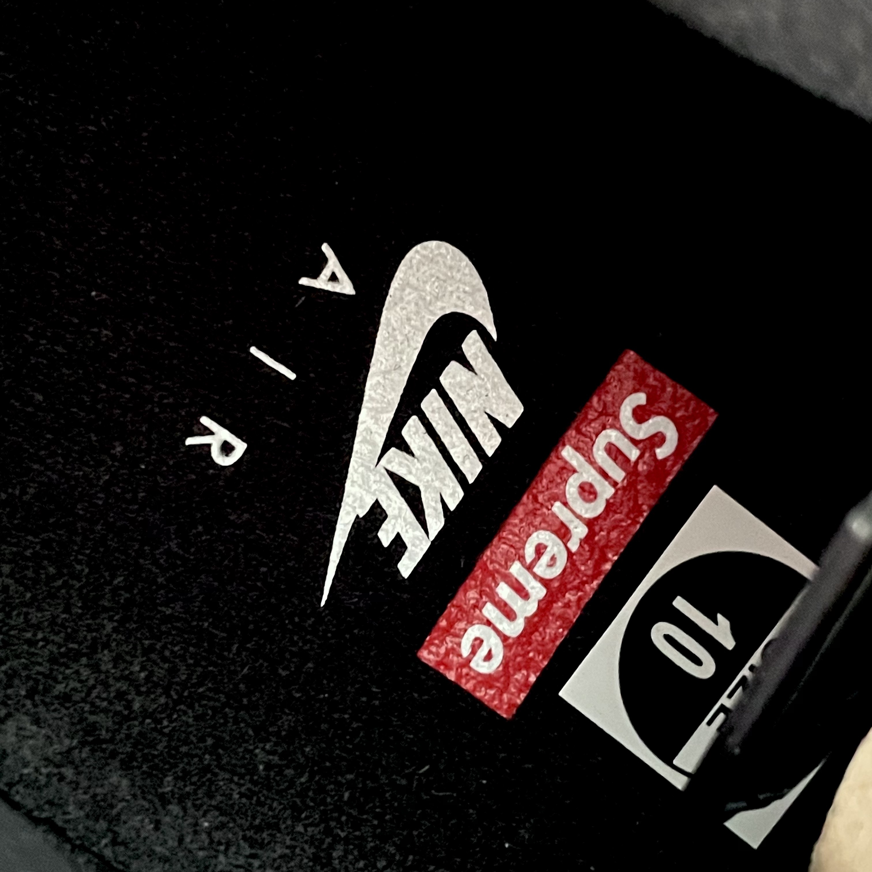 Nike x Supreme Air Force 1 Low Black 착용 스타일 - 2