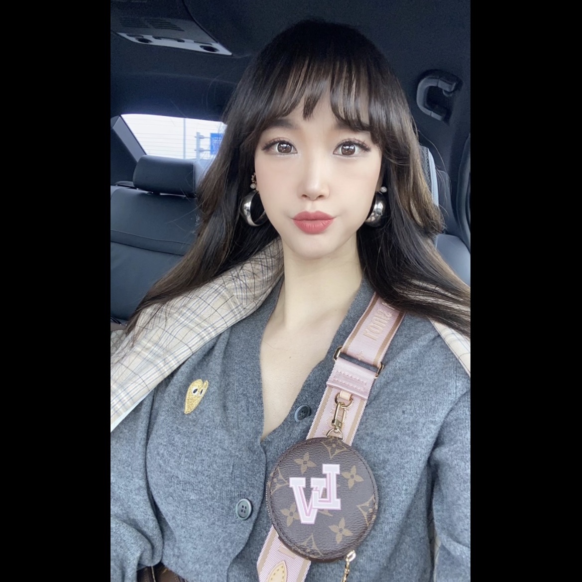 Louis Vuitton Multi Pochette Accessoires Monogram Light Pink, Play Comme des Garcons Gold Heart Knit Cardigan Mid Grey 착용 스타일 - 1