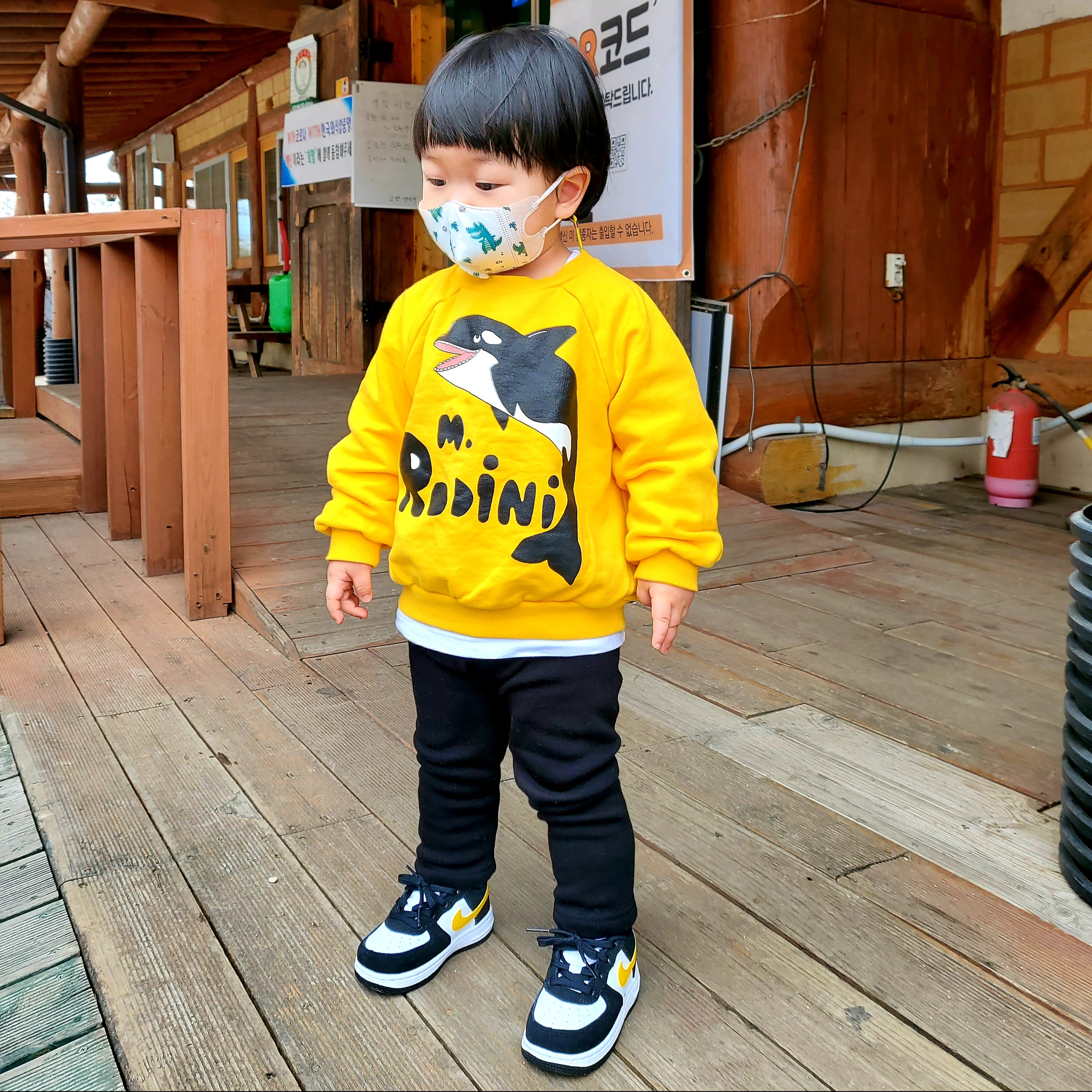 (TD) Nike Force 1 LV8 Athletic Club Black Dark Sulfur 착용 스타일 - 1