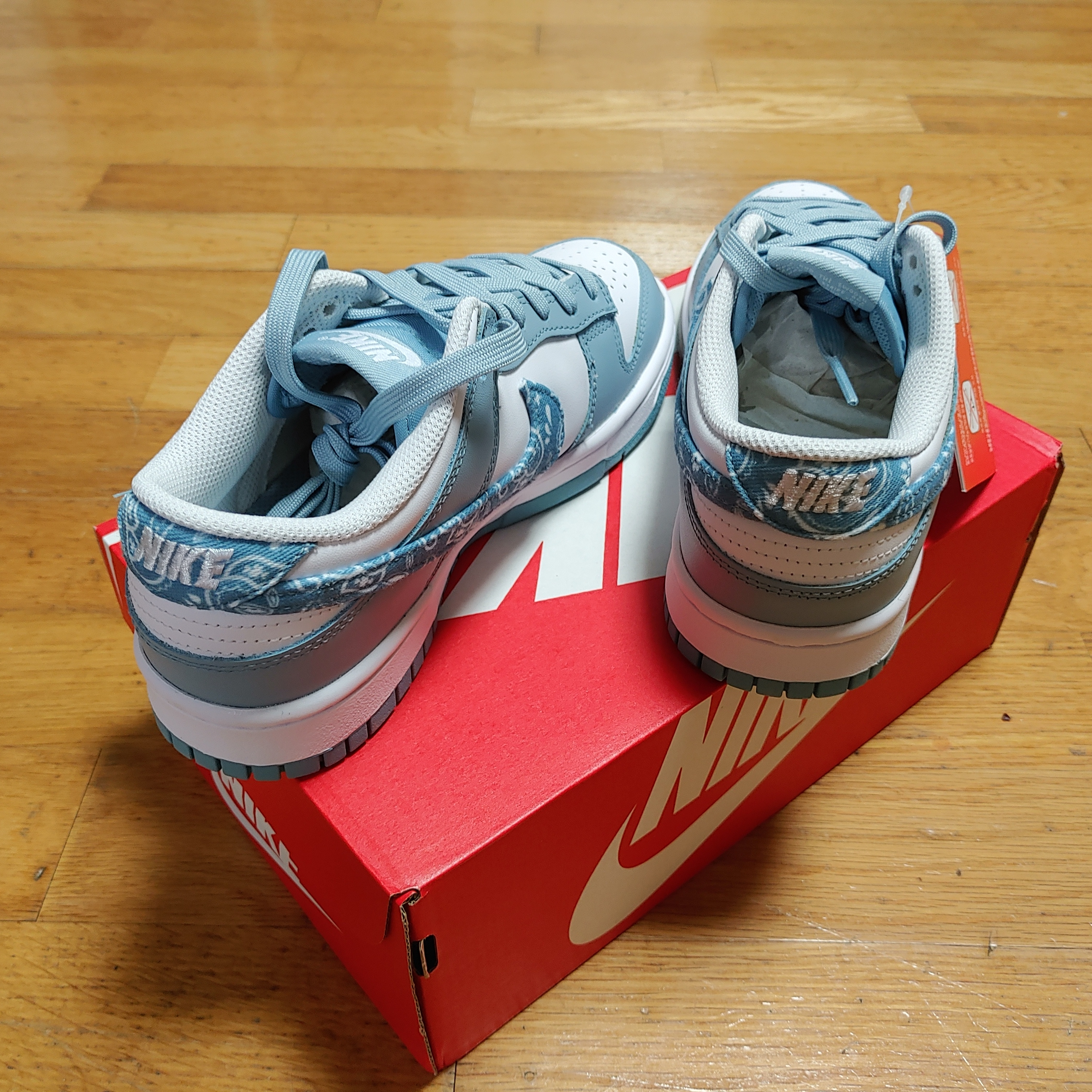 (W) Nike Dunk Low Essential Blue Paisley 착용 스타일 - 4