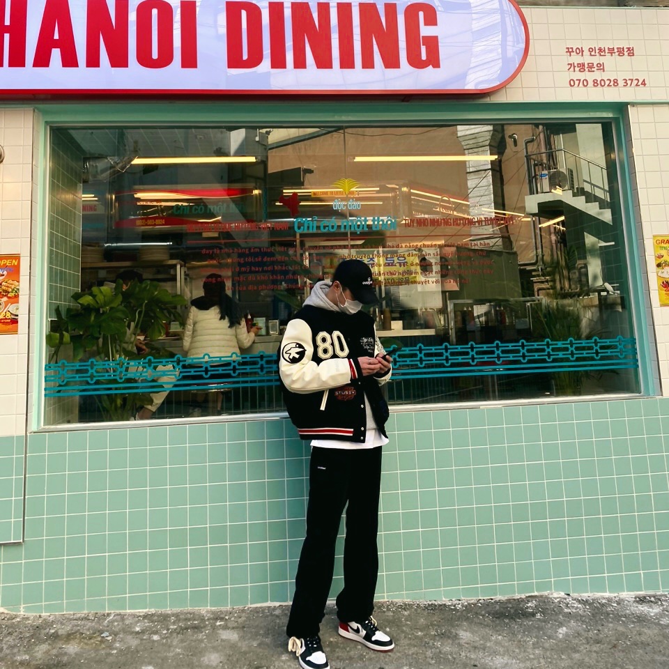 Stussy x Our Legacy x Denim Tears TTL Varsity Jacket Black, Jordan 1 Retro High OG Black Toe 2016 착용 스타일 - 1