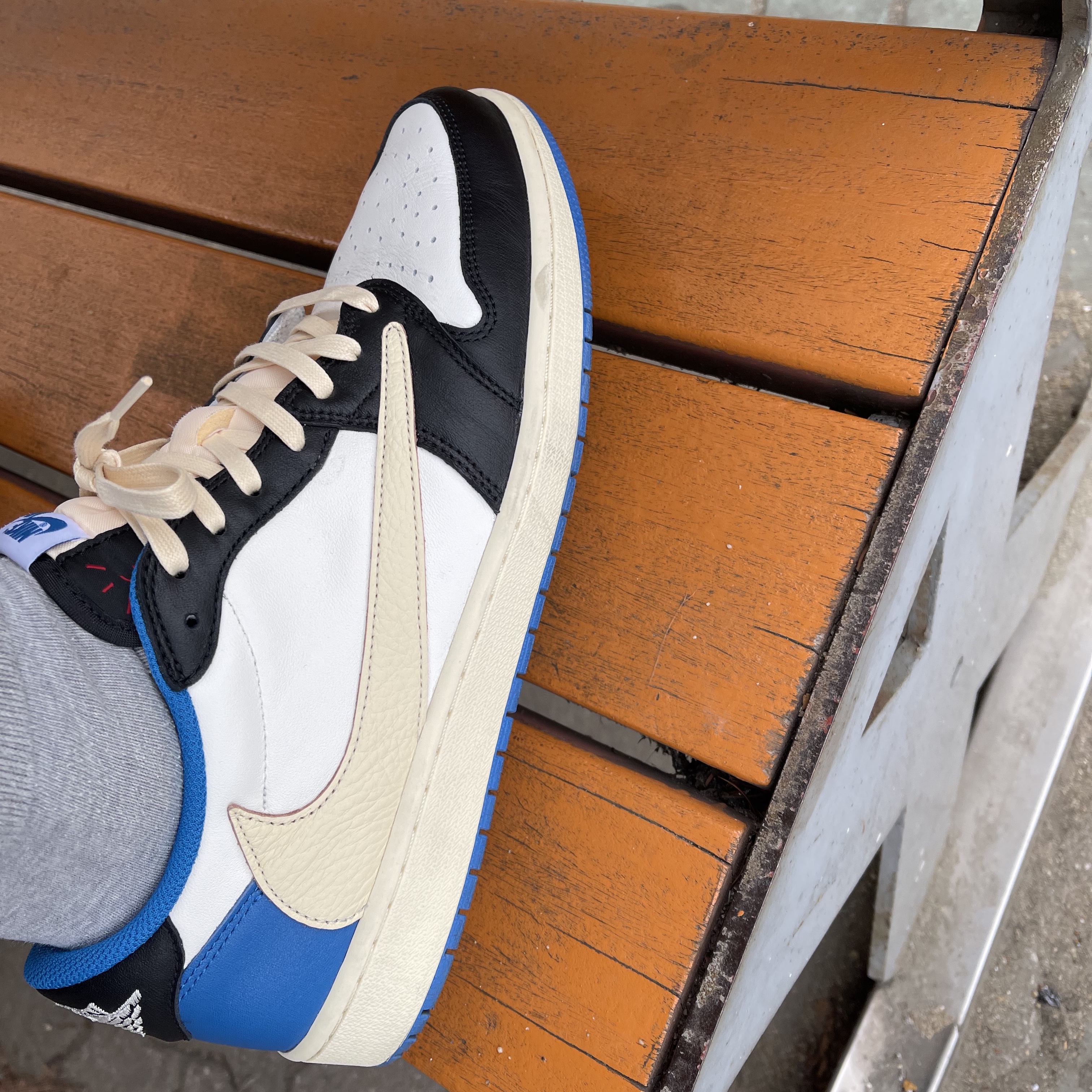 Jordan 1 x Travis Scott x Fragment Retro Low OG SP Military Blue 착용 스타일 - 1