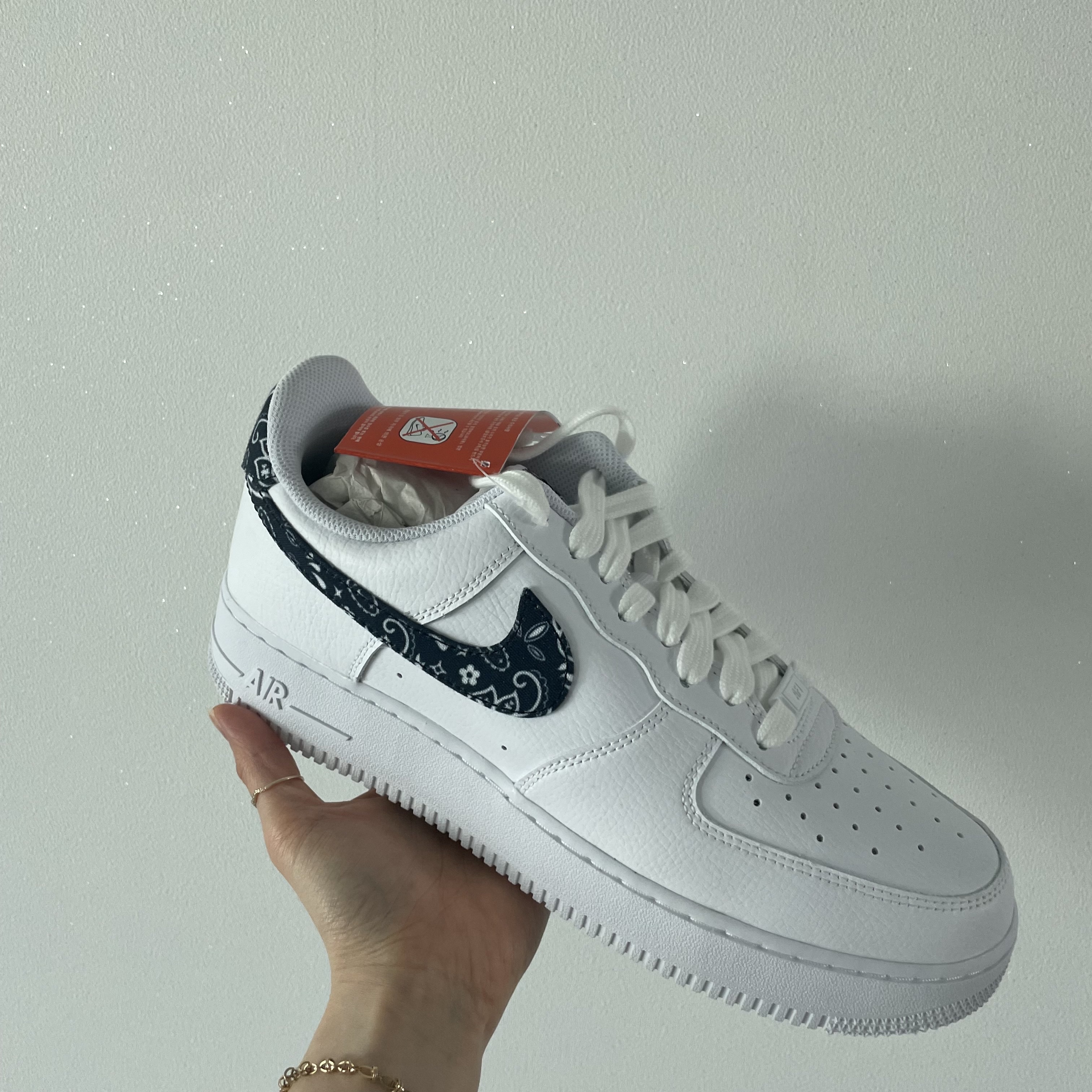 (W) Nike Air Force 1 '07 Essential Paisley Swoosh White Black 착용 스타일